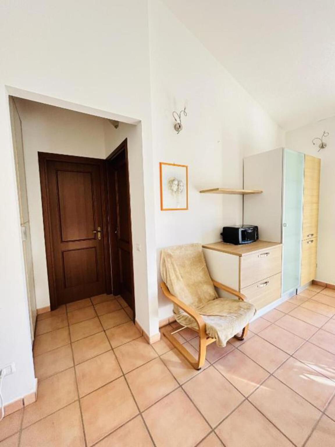 Accogliente Appartamento con Balcone Panoramico Fino a 3 Persone, Vicino al Centro Storico
