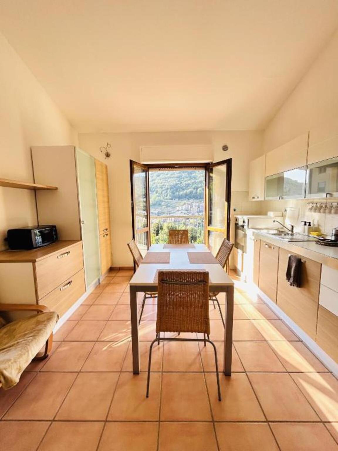 Accogliente Appartamento con Balcone Panoramico Fino a 3 Persone, Vicino al Centro Storico