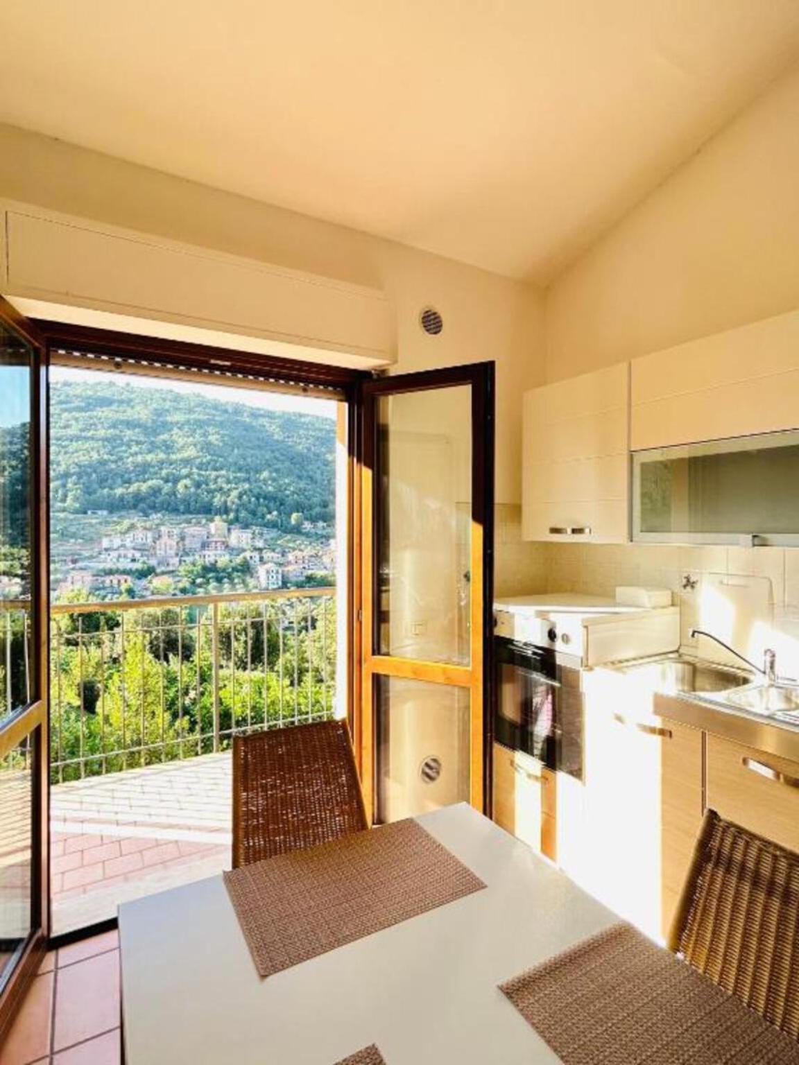 Accogliente Appartamento con Balcone Panoramico Fino a 3 Persone, Vicino al Centro Storico