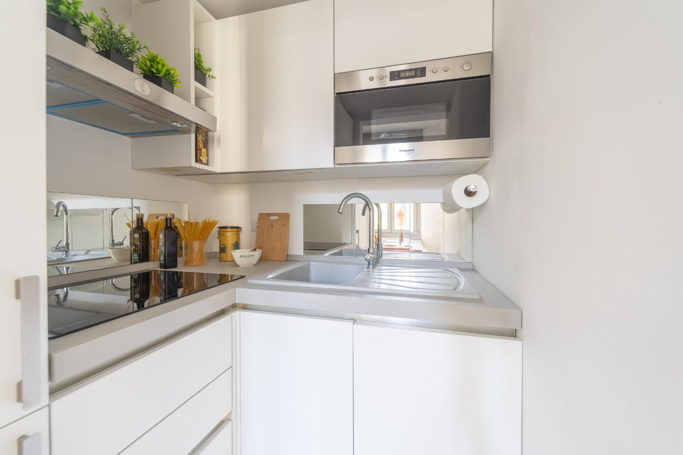 Sunny apartment with terrace in Milan city center by Rentopolis