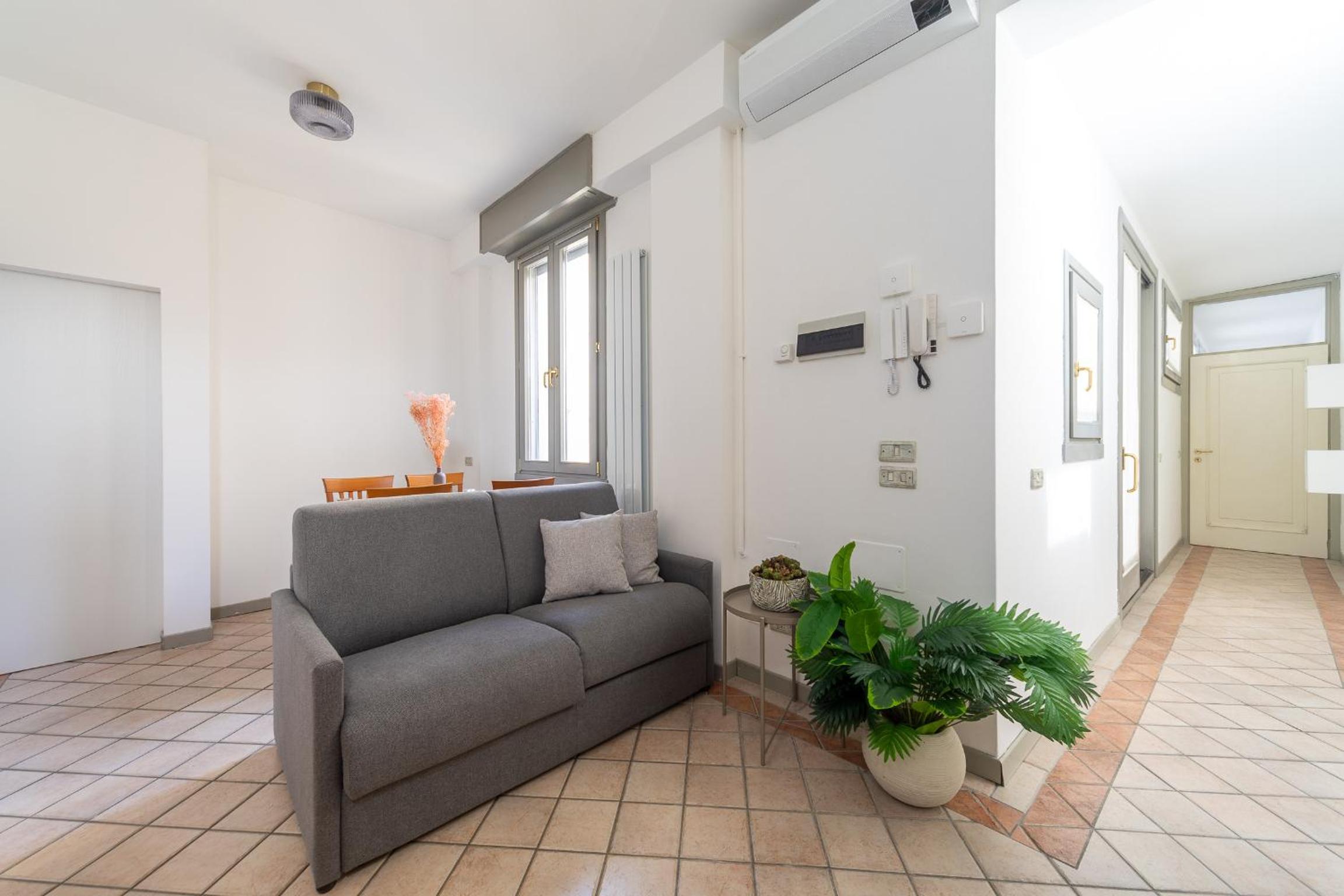 Sunny apartment with terrace in Milan city center by Rentopolis