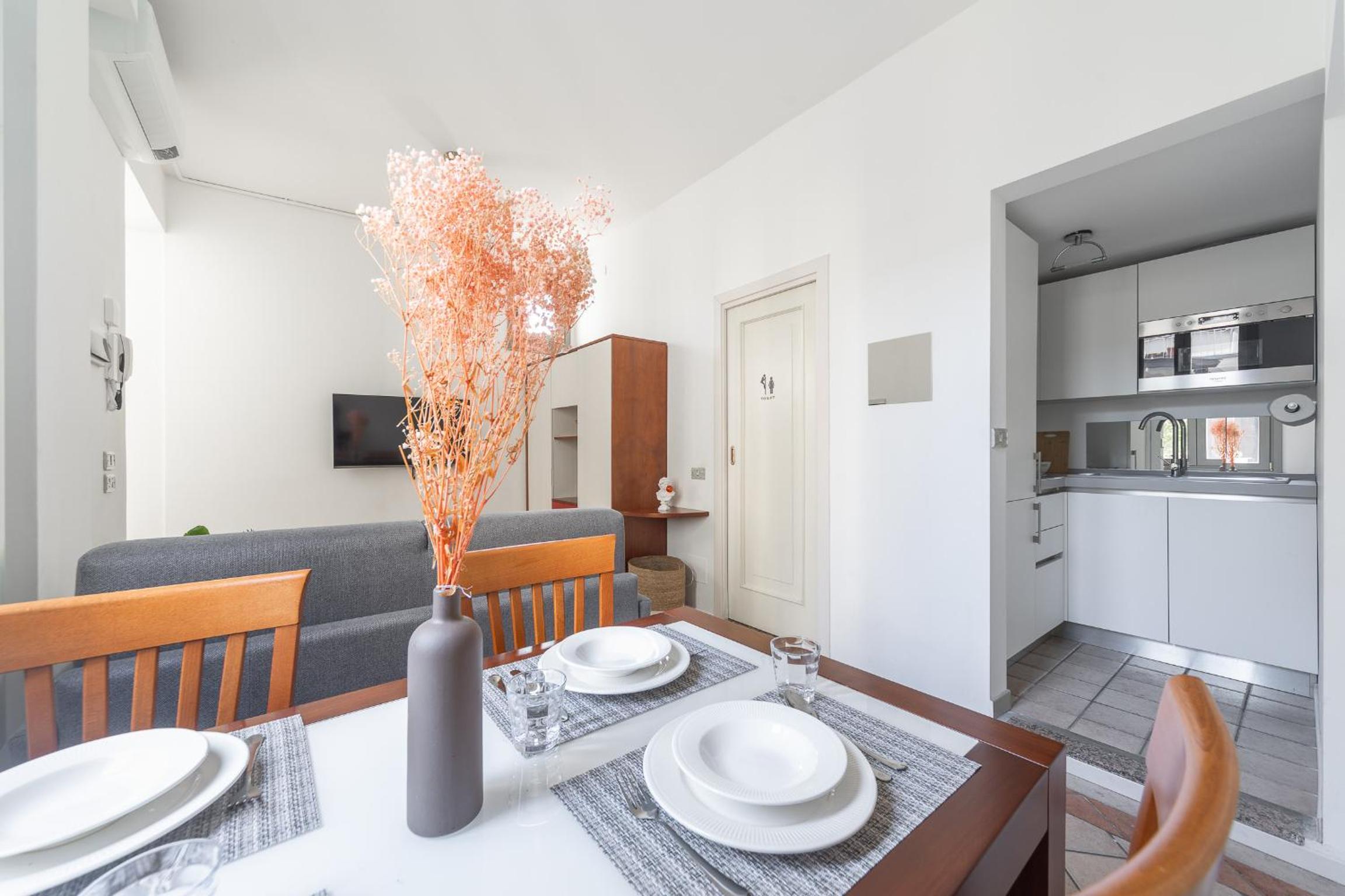 Sunny apartment with terrace in Milan city center by Rentopolis