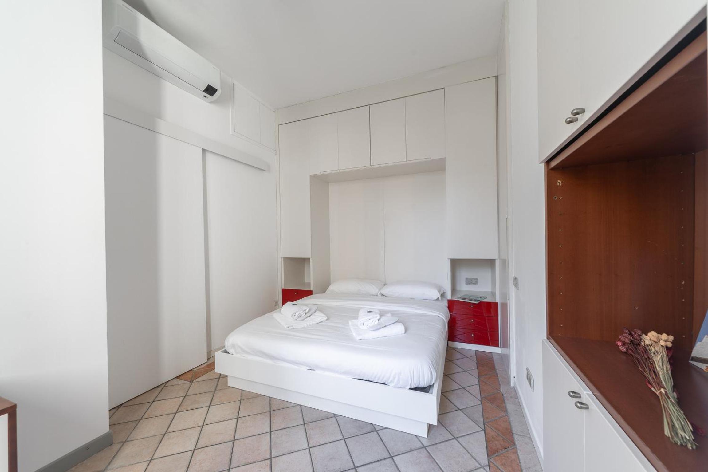 Sunny apartment with terrace in Milan city center by Rentopolis