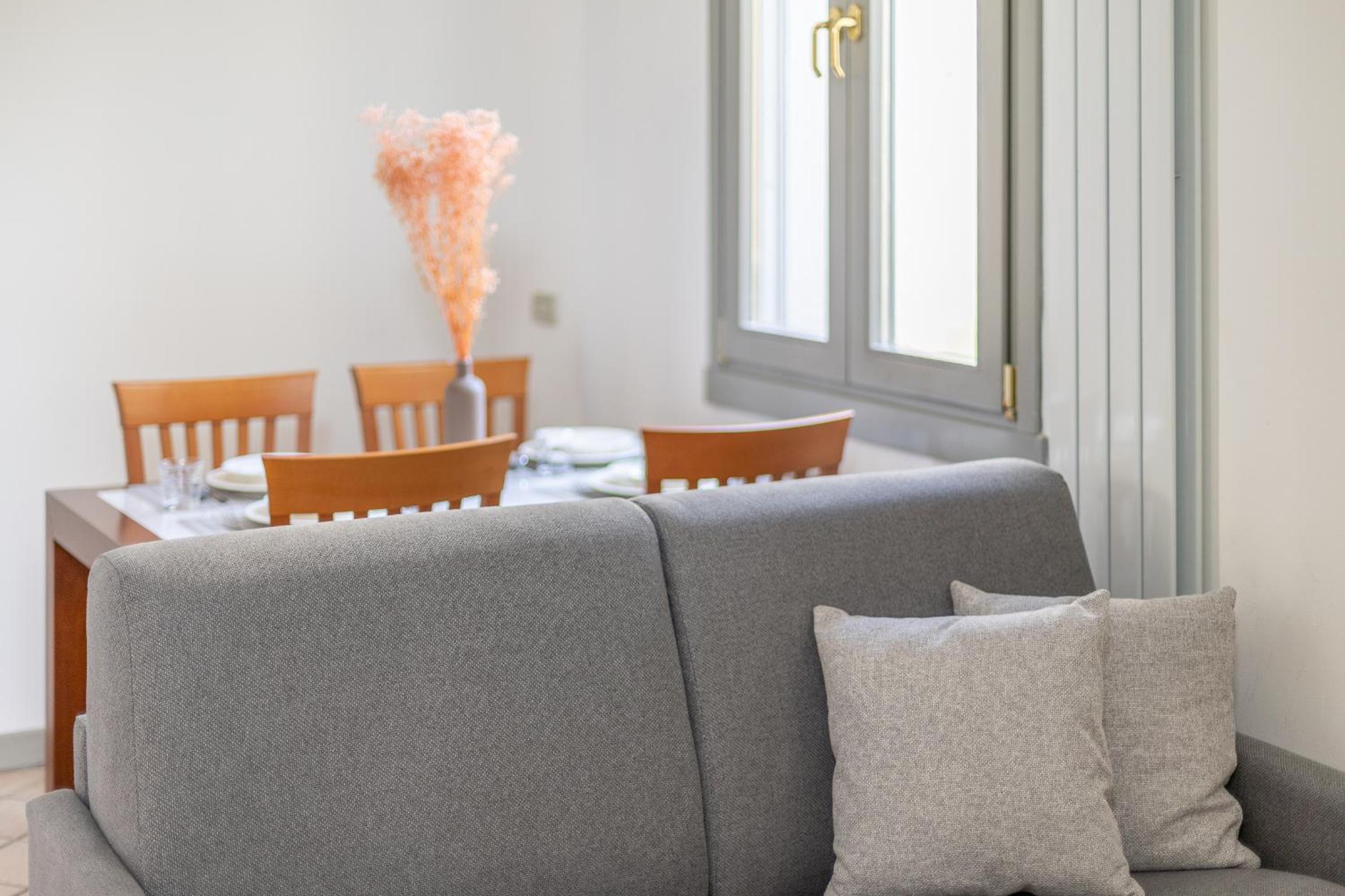 Sunny apartment with terrace in Milan city center by Rentopolis