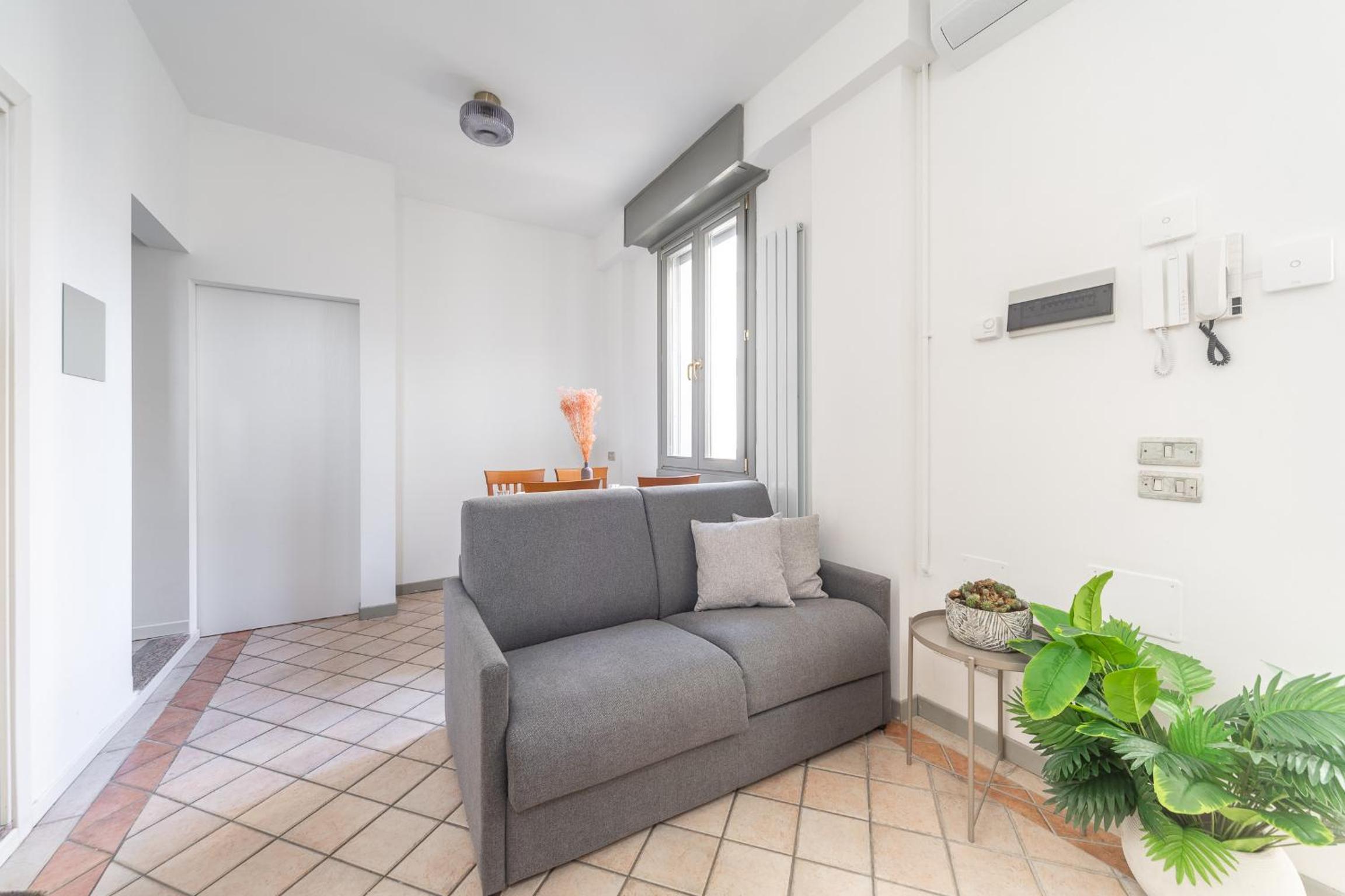 Sunny apartment with terrace in Milan city center by Rentopolis