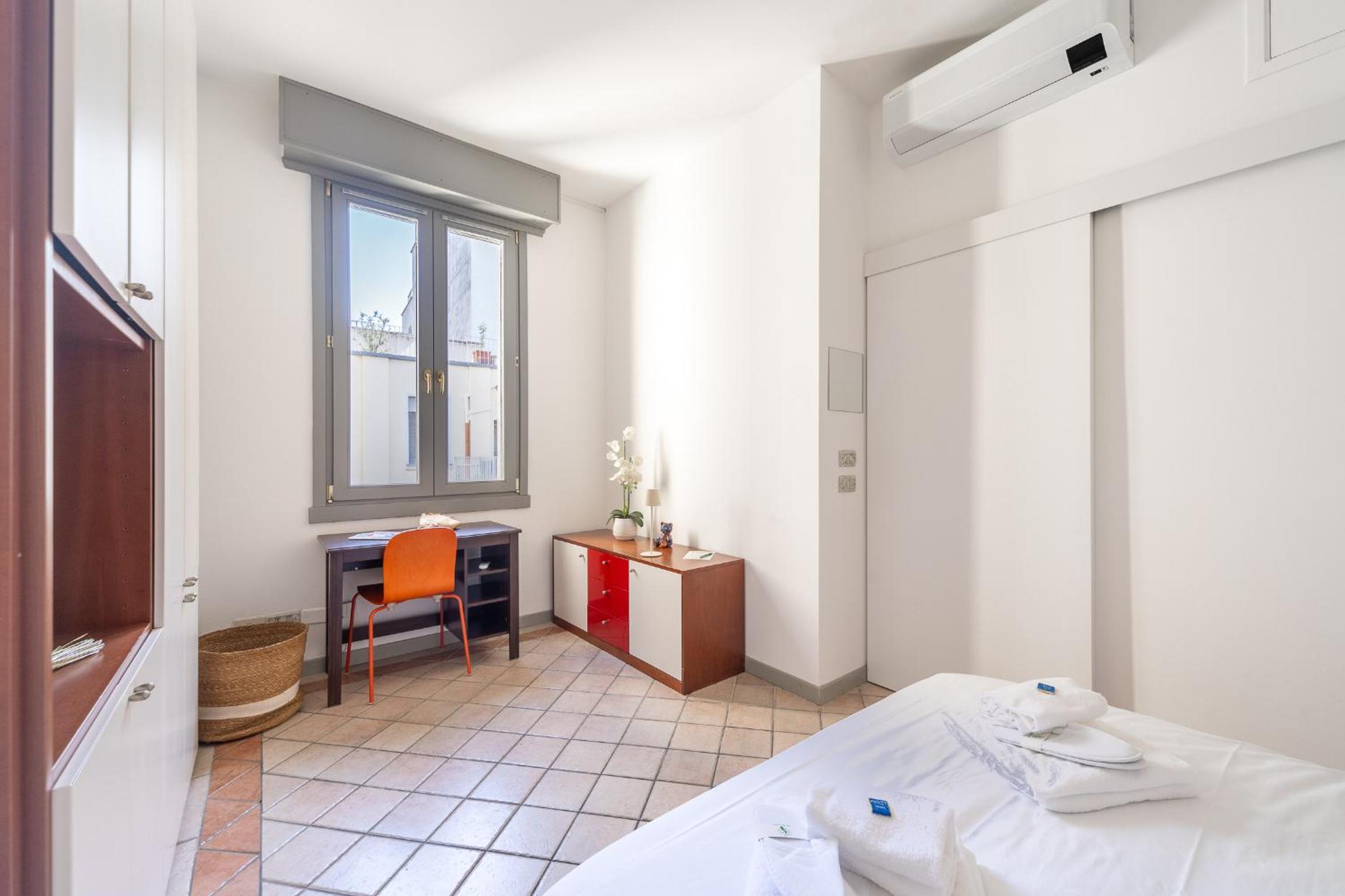 Sunny apartment with terrace in Milan city center by Rentopolis