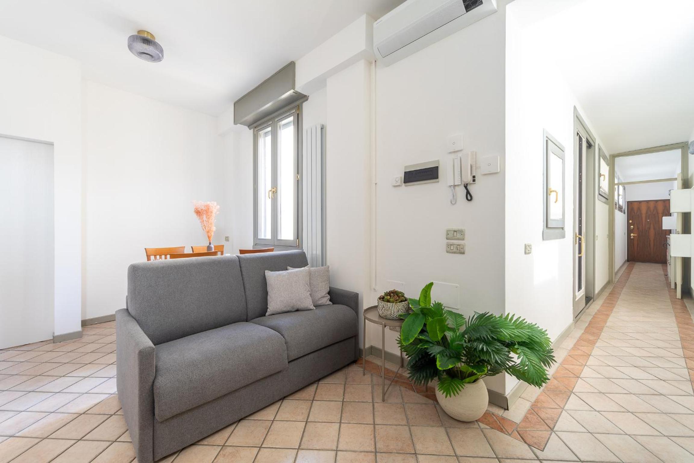 Sunny apartment with terrace in Milan city center by Rentopolis