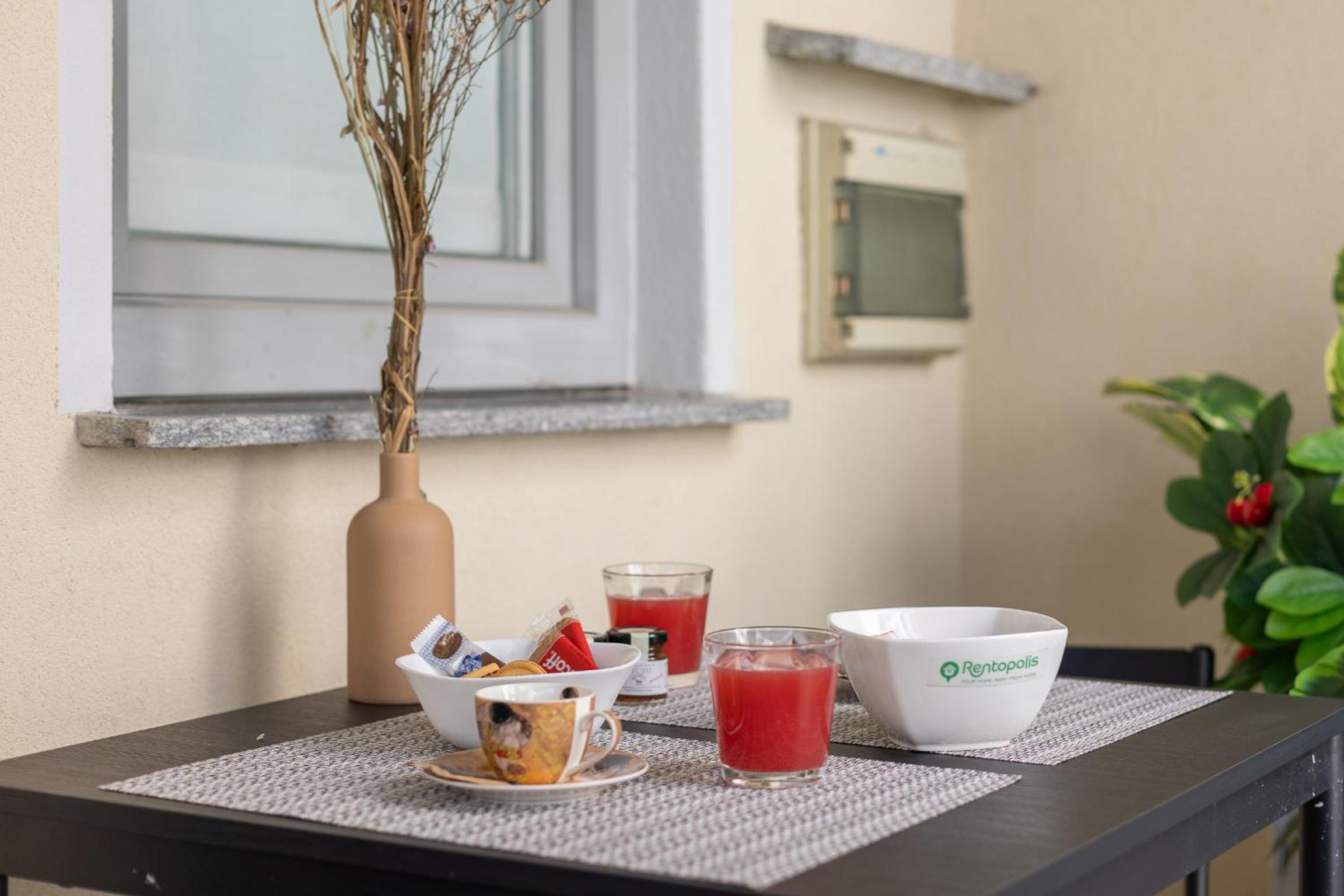 Sunny apartment with terrace in Milan city center by Rentopolis