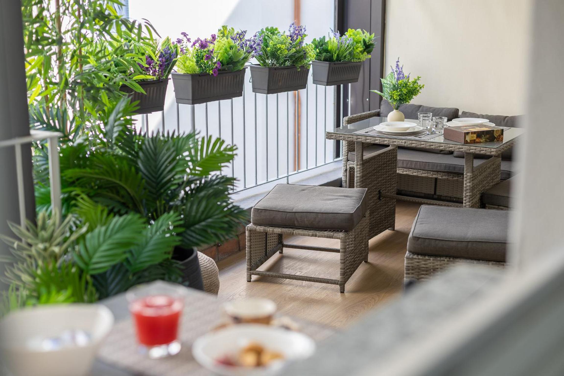 Sunny apartment with terrace in Milan city center by Rentopolis