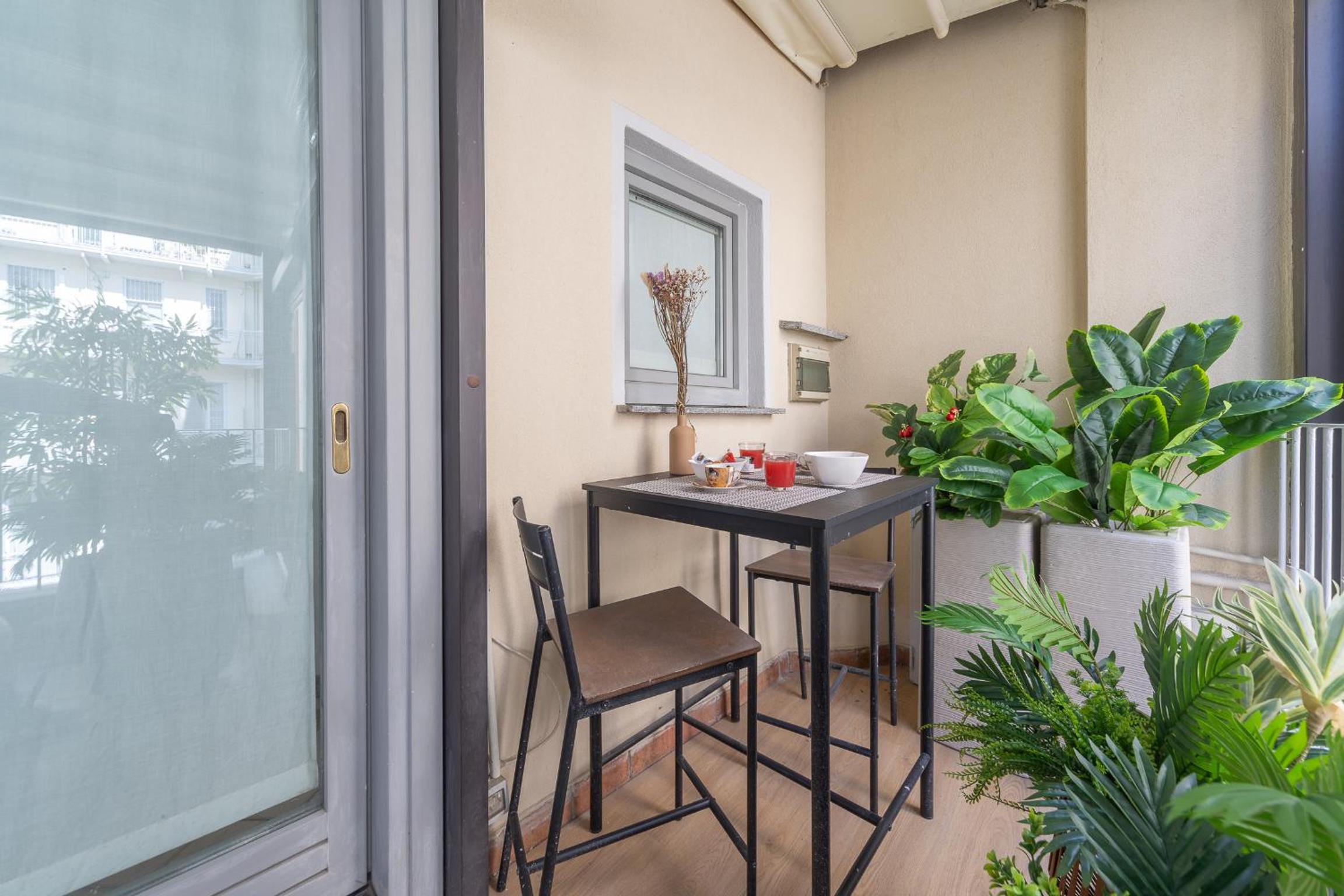 Sunny apartment with terrace in Milan city center by Rentopolis
