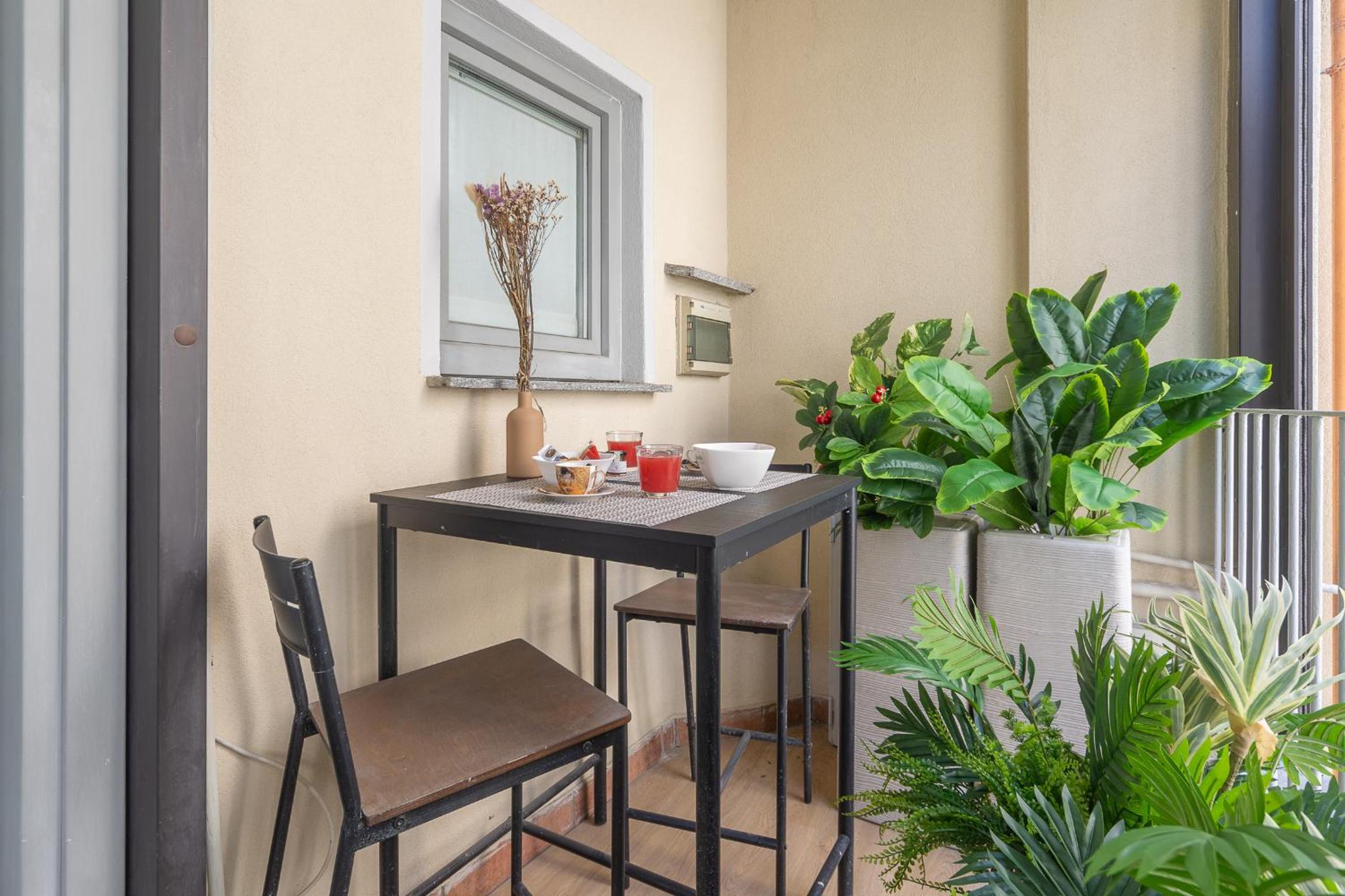 Sunny apartment with terrace in Milan city center by Rentopolis