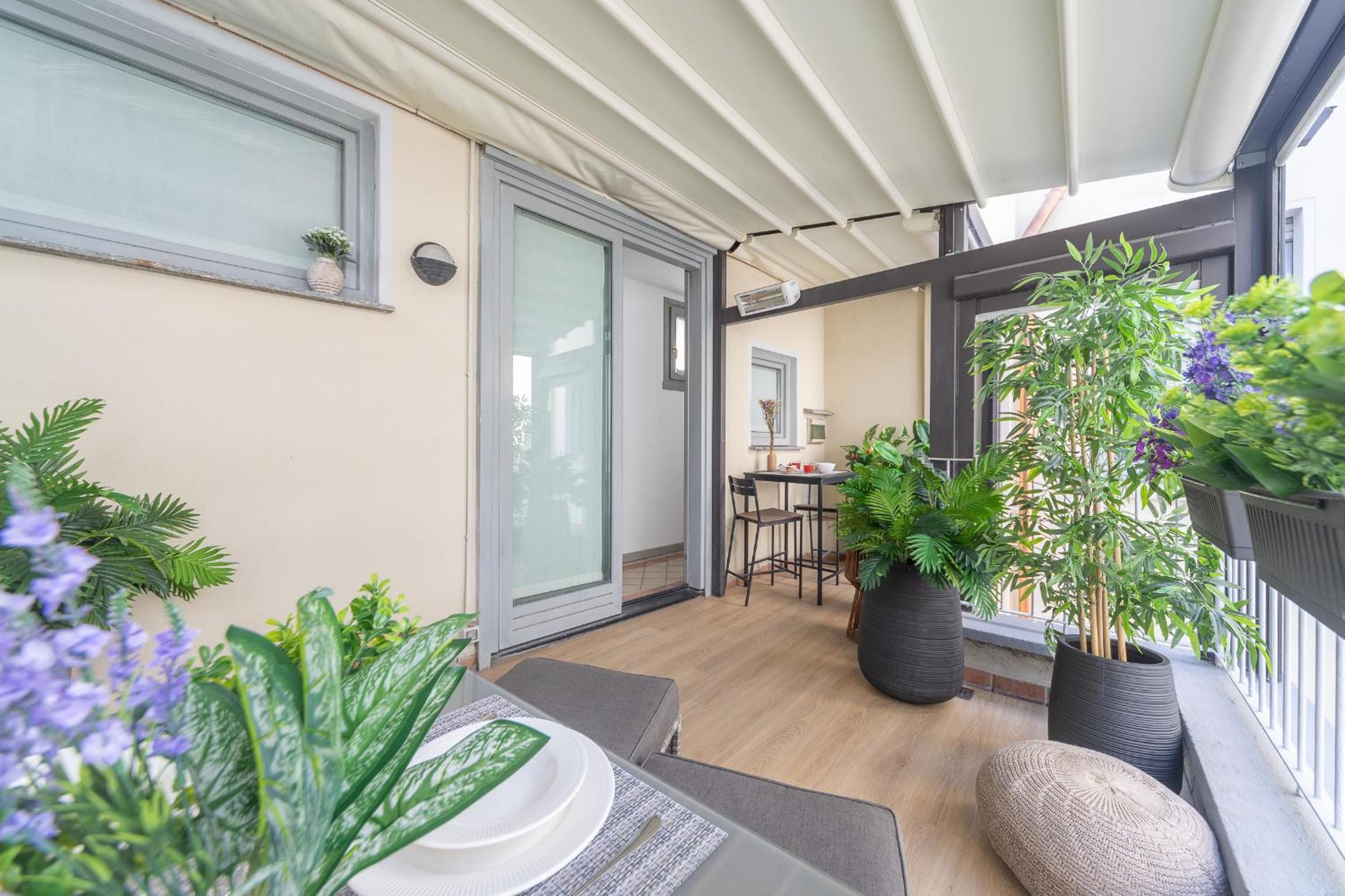 Sunny apartment with terrace in Milan city center by Rentopolis