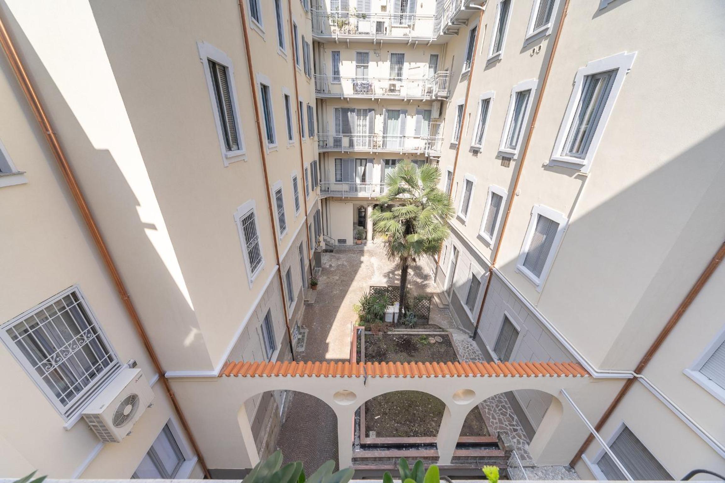 Sunny apartment with terrace in Milan city center by Rentopolis