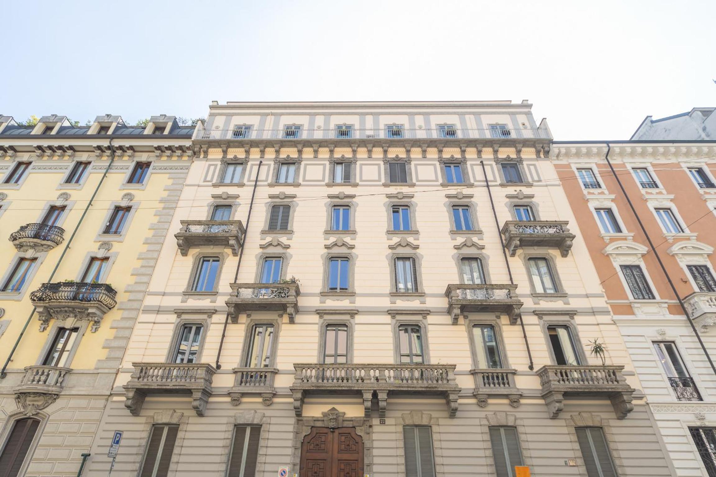Sunny apartment with terrace in Milan city center by Rentopolis