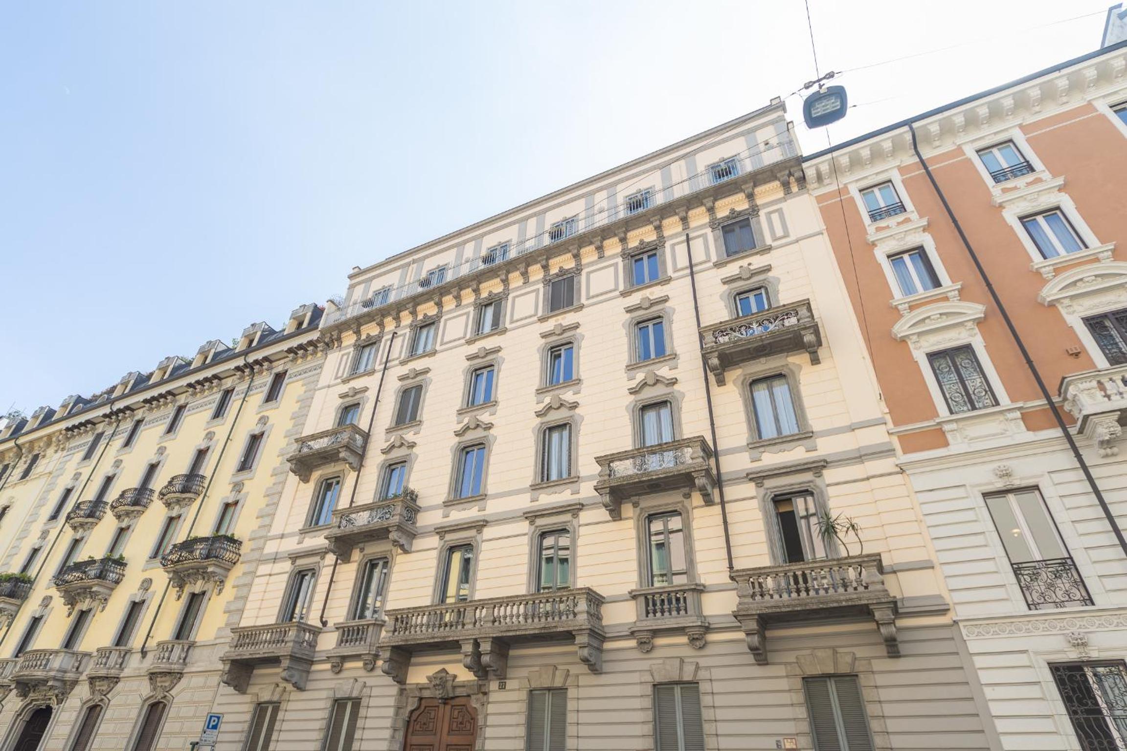 Sunny apartment with terrace in Milan city center by Rentopolis