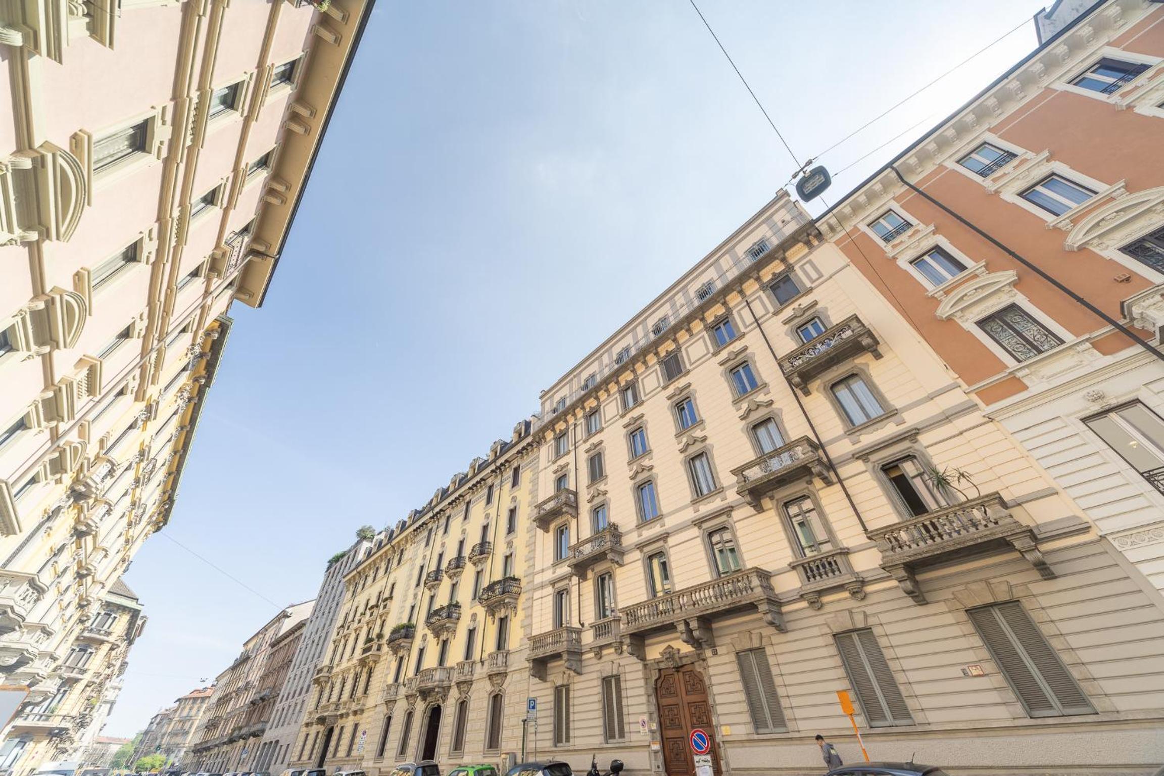 Sunny apartment with terrace in Milan city center by Rentopolis