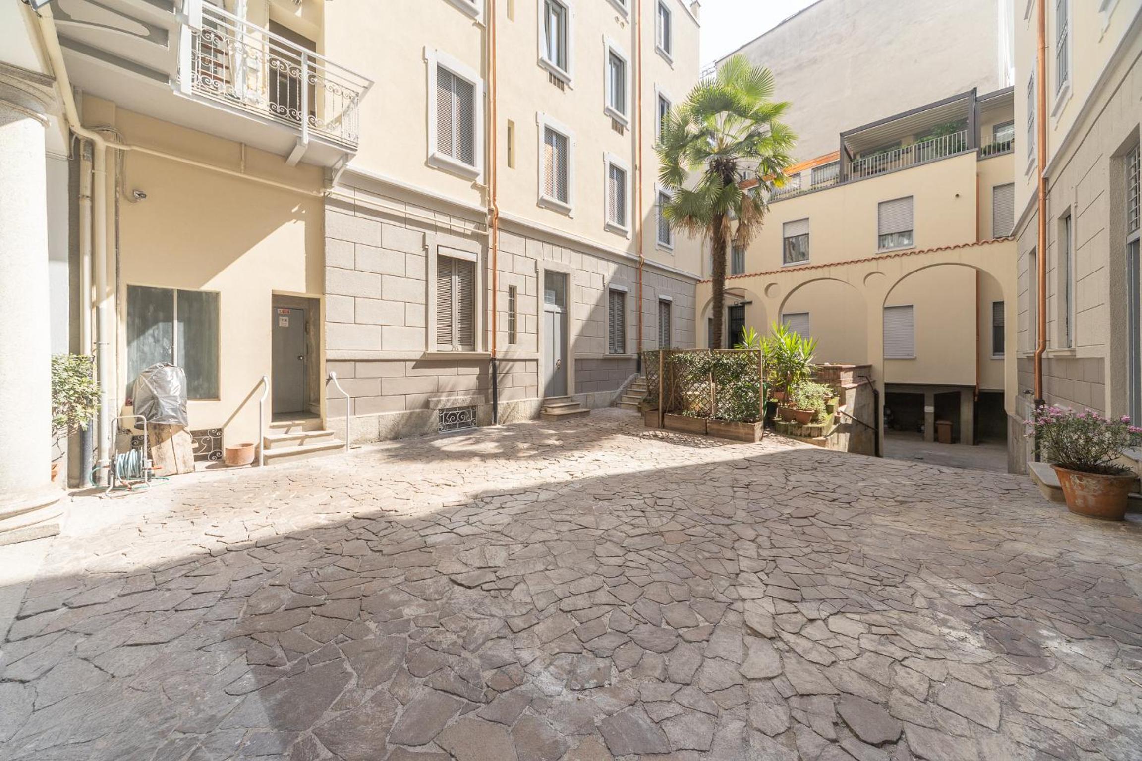 Sunny apartment with terrace in Milan city center by Rentopolis