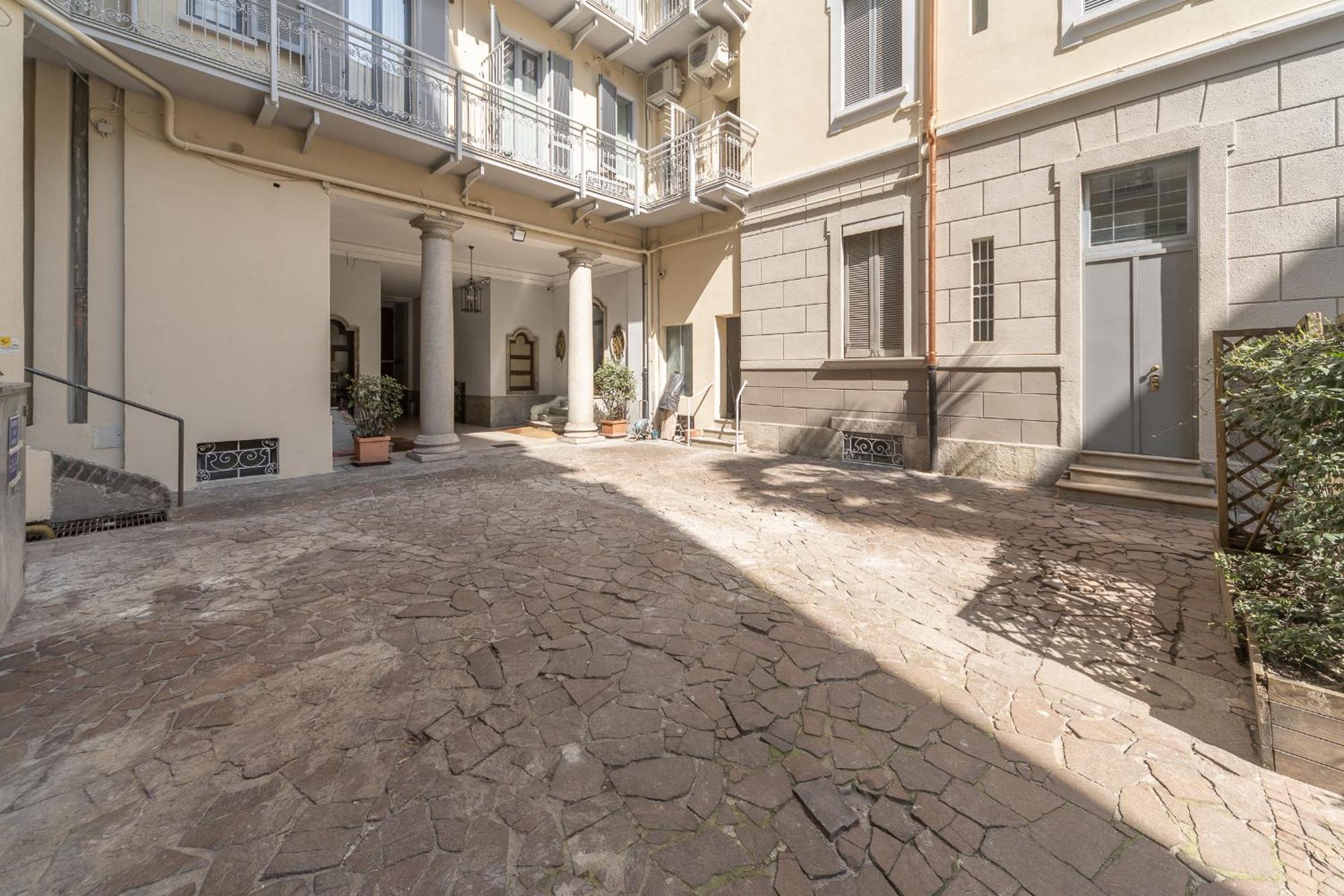 Sunny apartment with terrace in Milan city center by Rentopolis