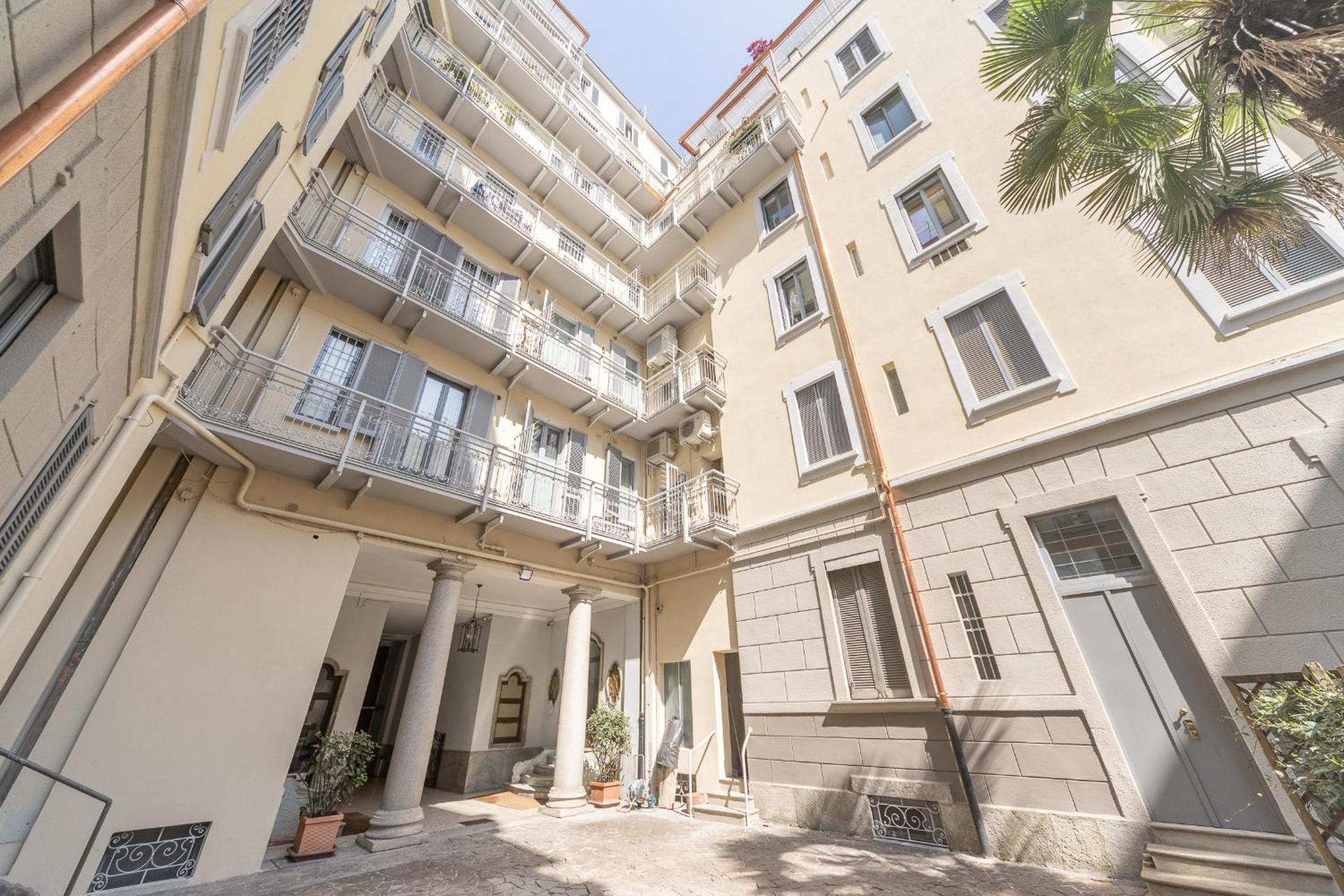 Sunny apartment with terrace in Milan city center by Rentopolis