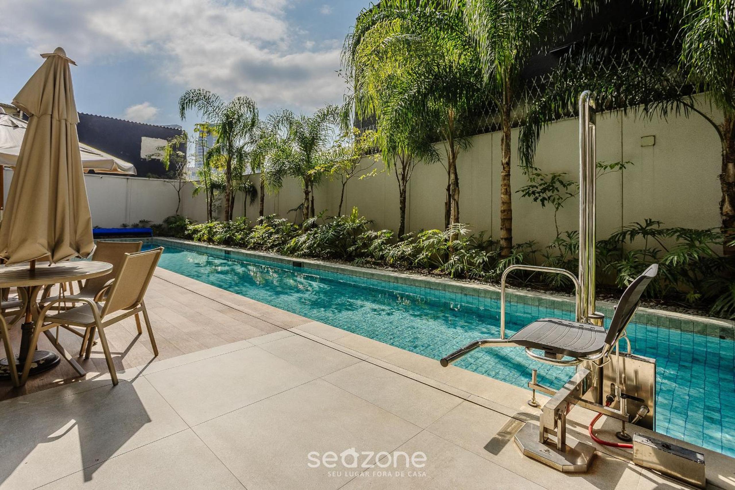 Complete stay with pool and gym steps from the Metro in Pinheiros - SP - LOF