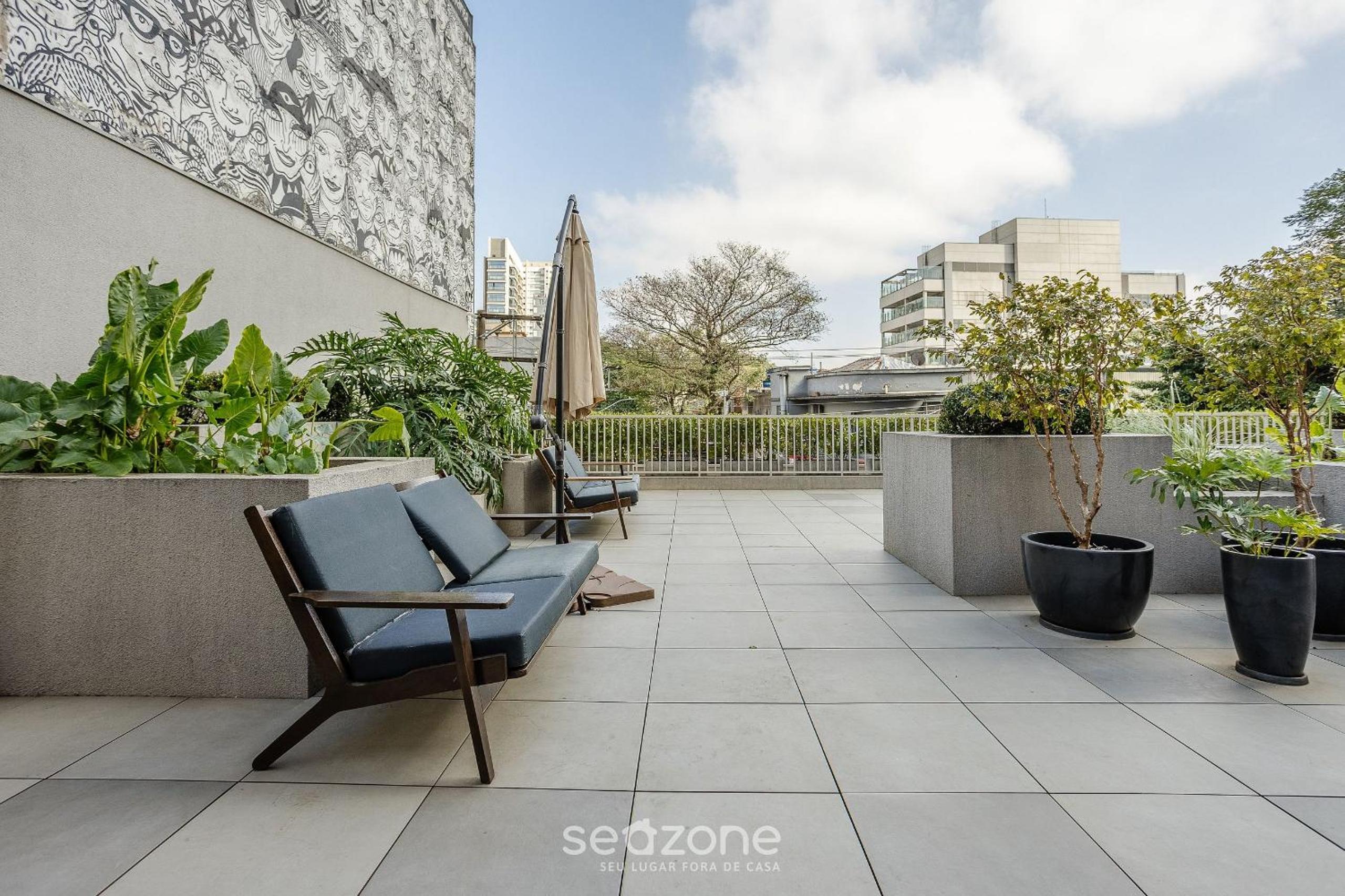 Complete stay with pool and gym steps from the Metro in Pinheiros - SP - LOF