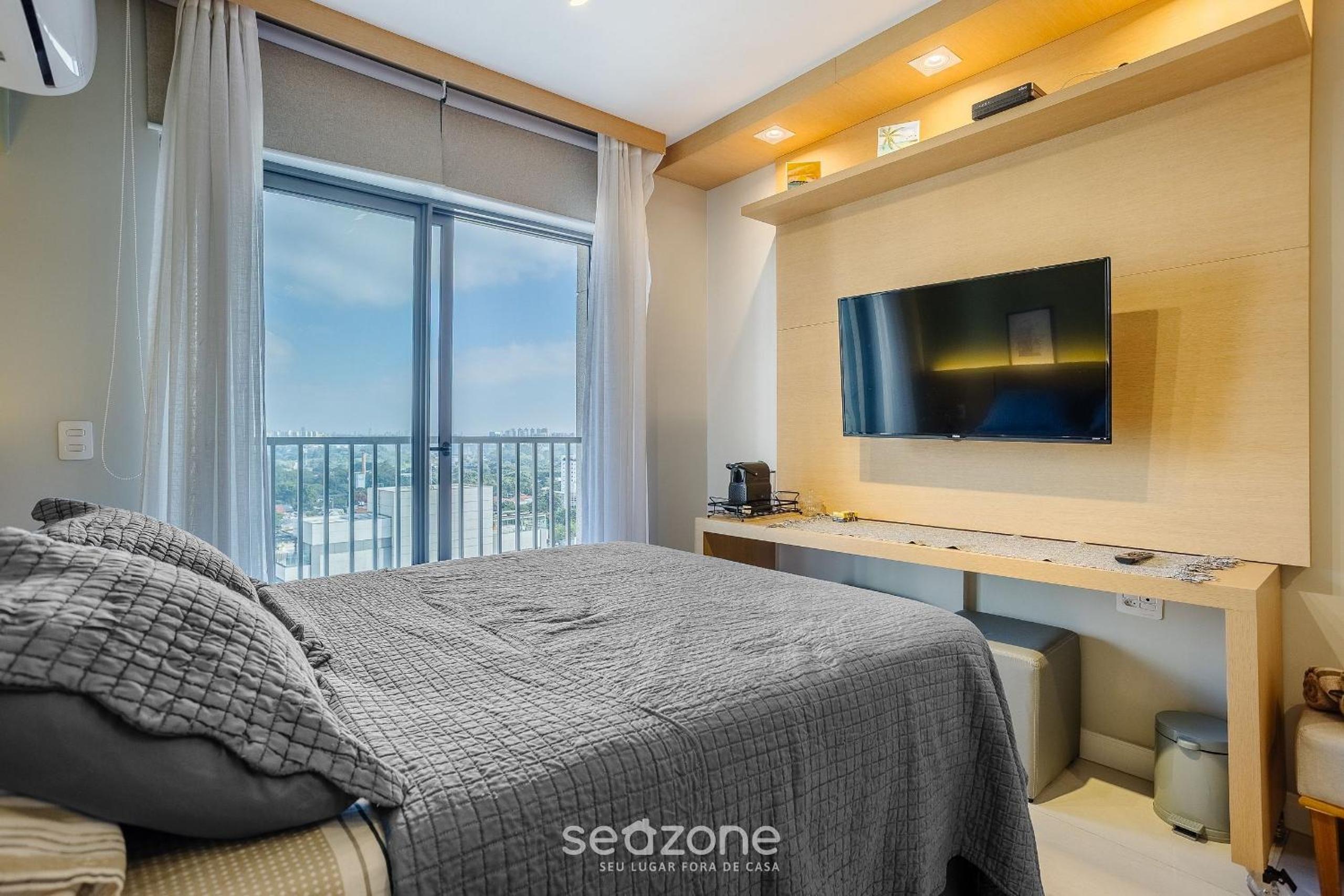 Complete stay with pool and gym steps from the Metro in Pinheiros - SP - LOF