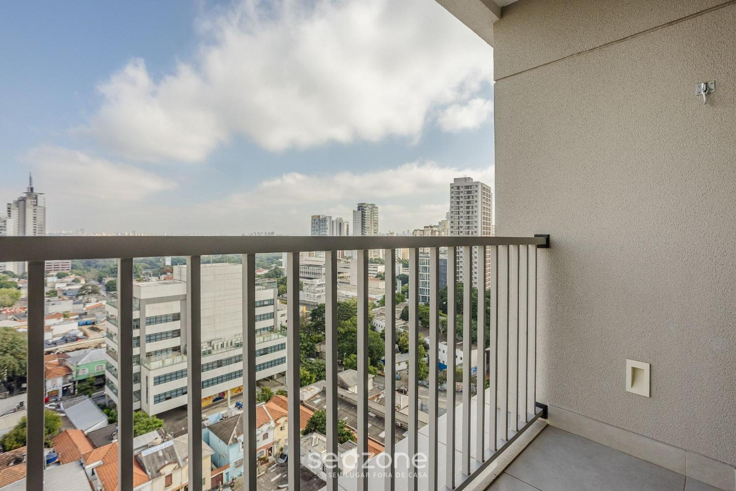Complete stay with pool and gym steps from the Metro in Pinheiros - SP - LOF