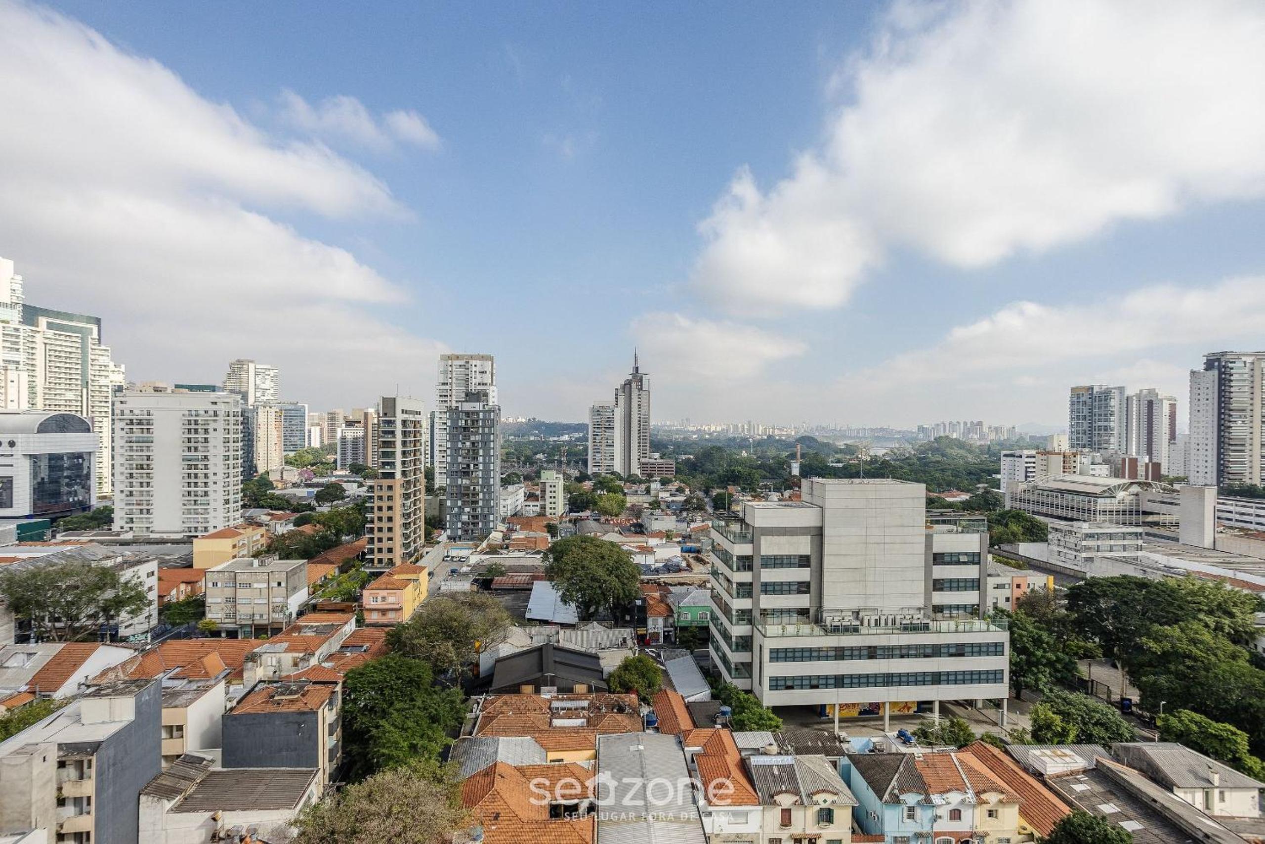 Complete stay with pool and gym steps from the Metro in Pinheiros - SP - LOF