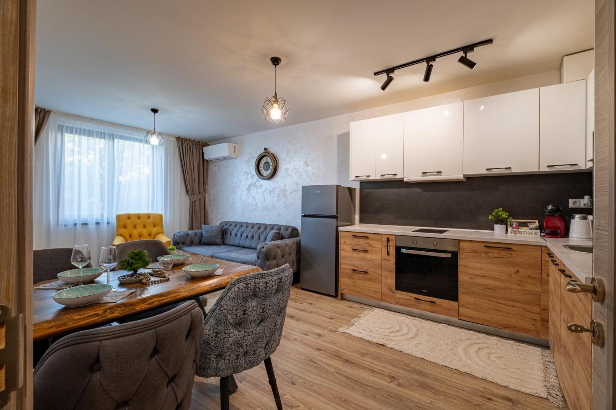 Stylish Apartment with Free Public Parking