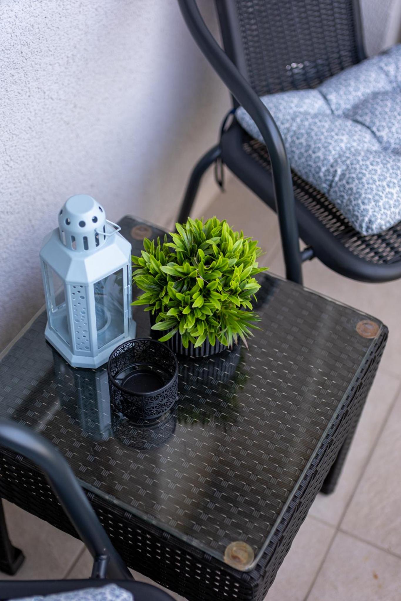 Stylish Apartment with Free Public Parking
