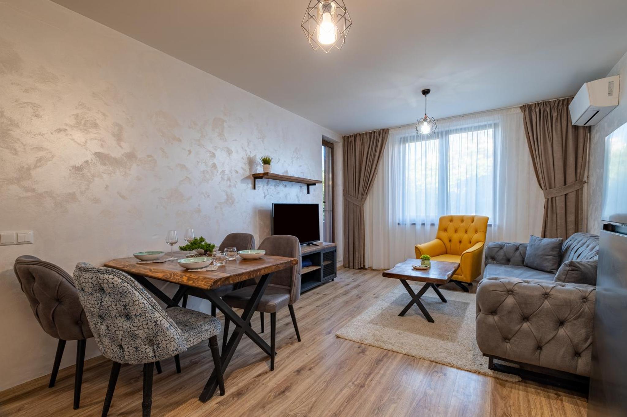 Stylish Apartment with Free Public Parking