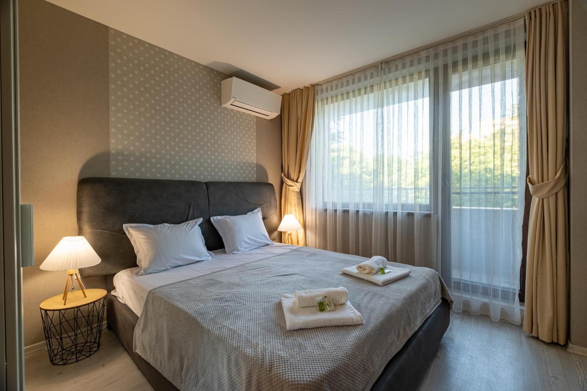 Stylish Apartment with Free Public Parking