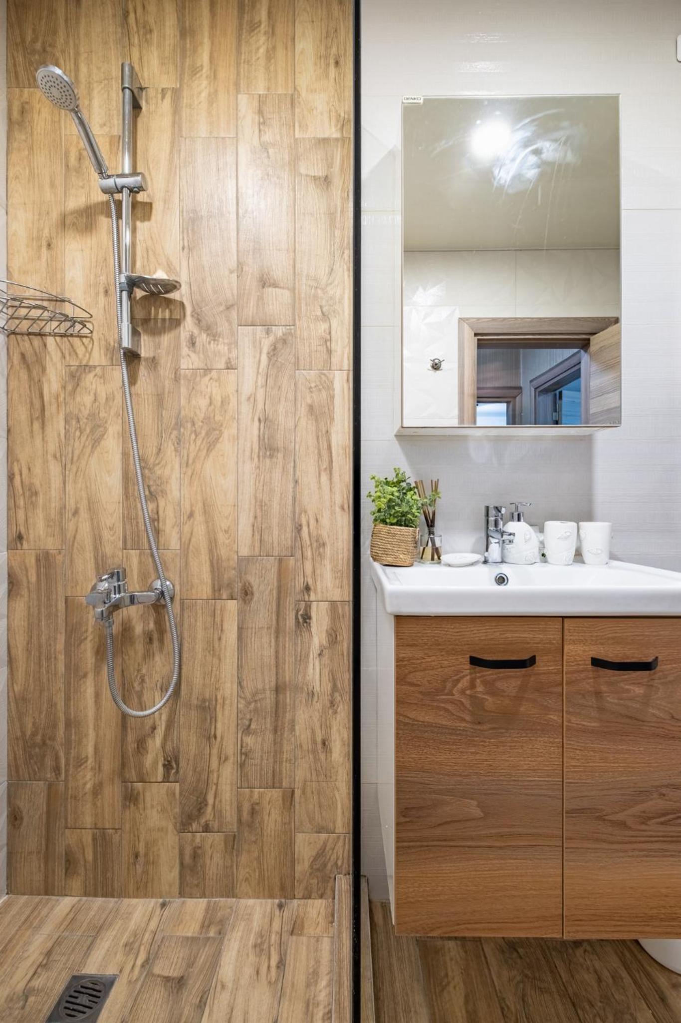 Stylish Apartment with Free Public Parking