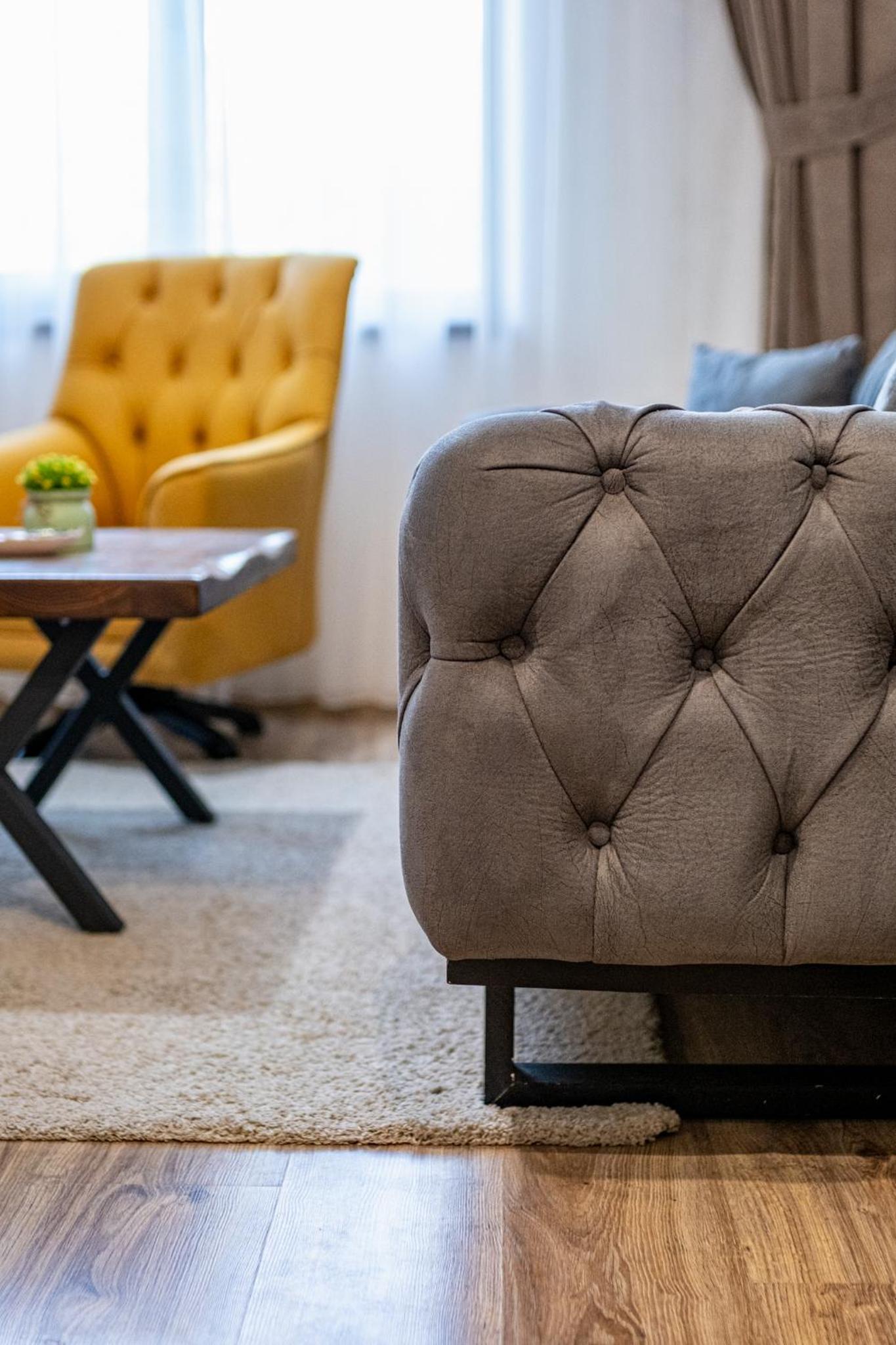 Stylish Apartment with Free Public Parking