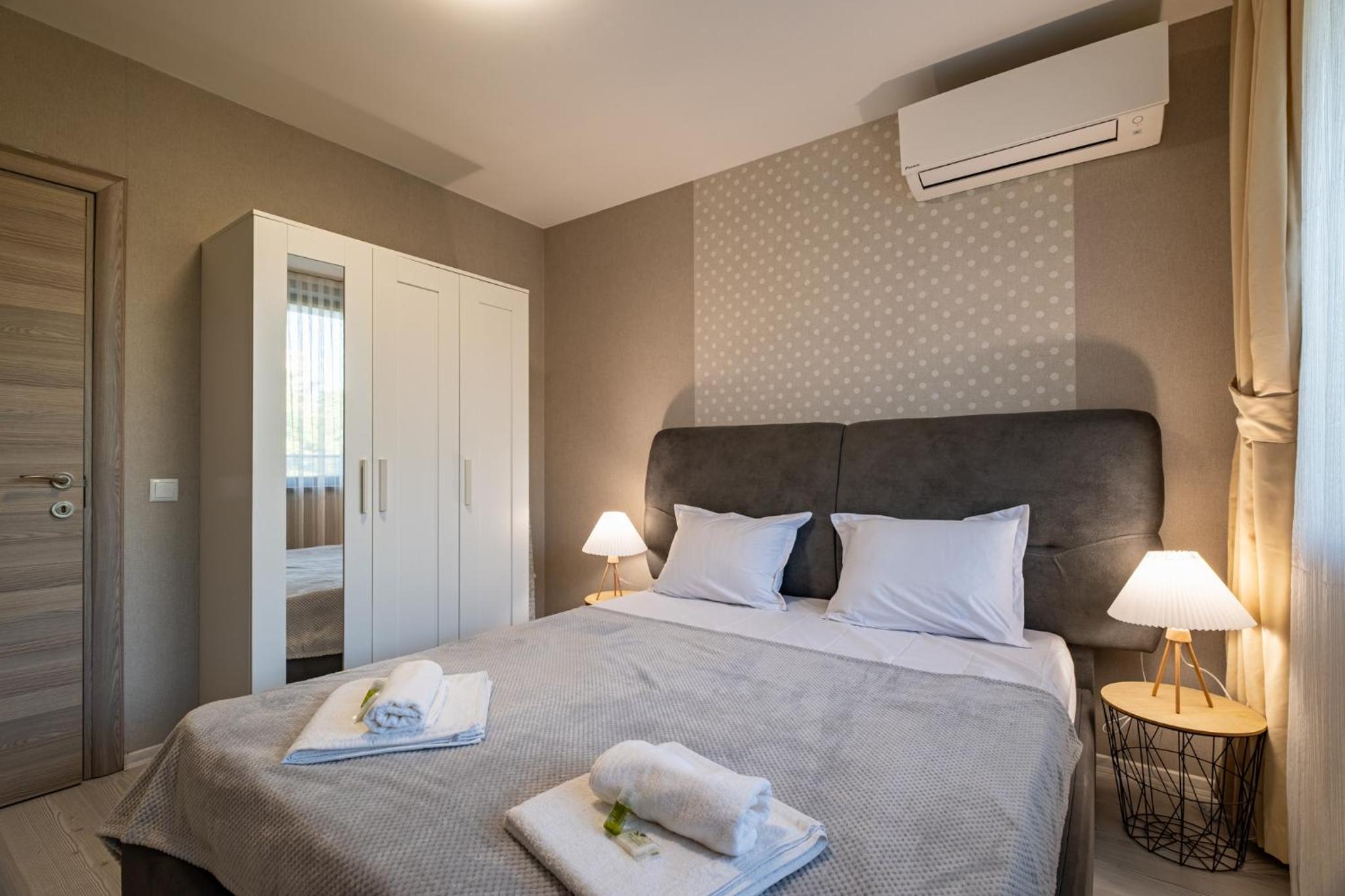 Stylish Apartment with Free Public Parking