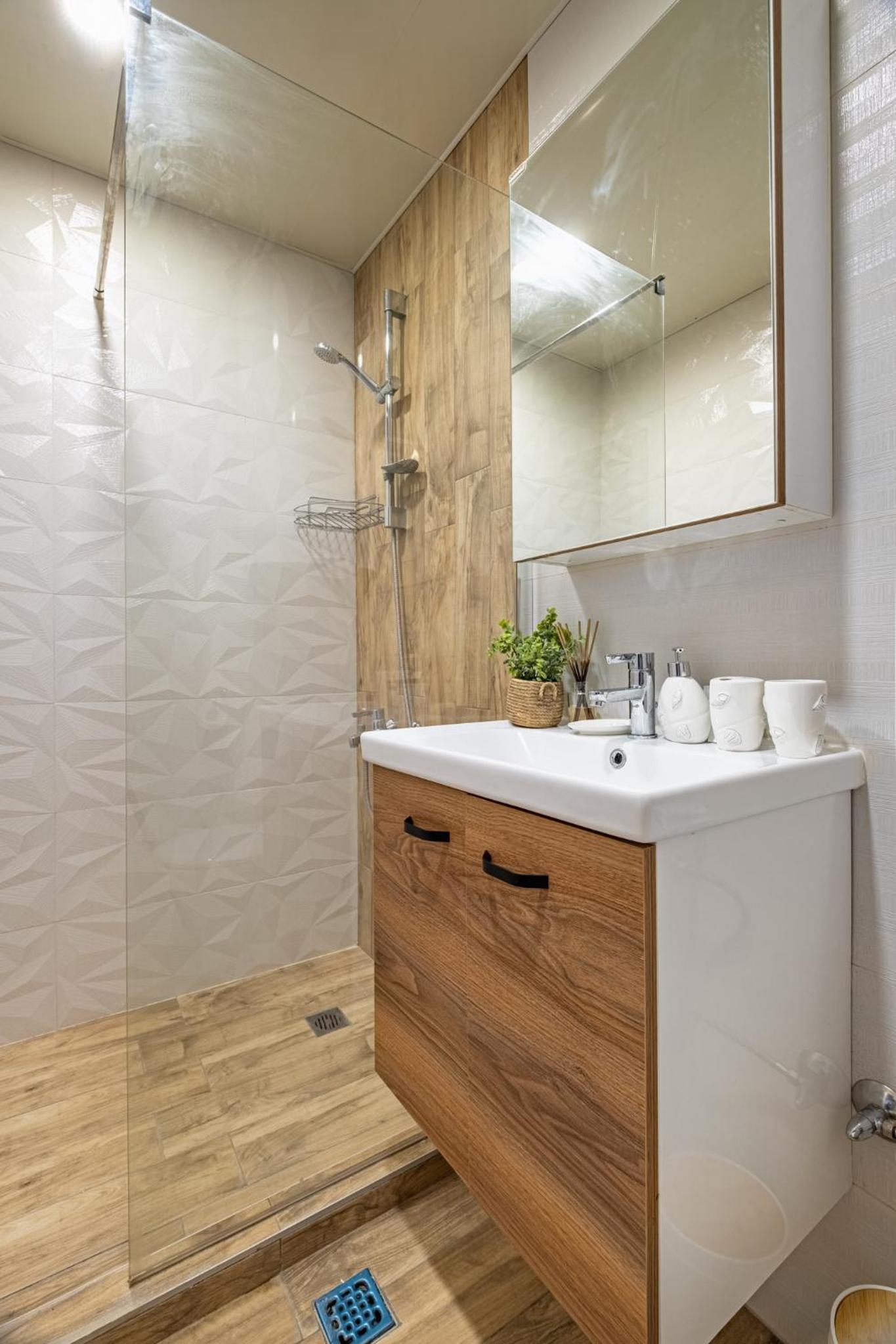 Stylish Apartment with Free Public Parking