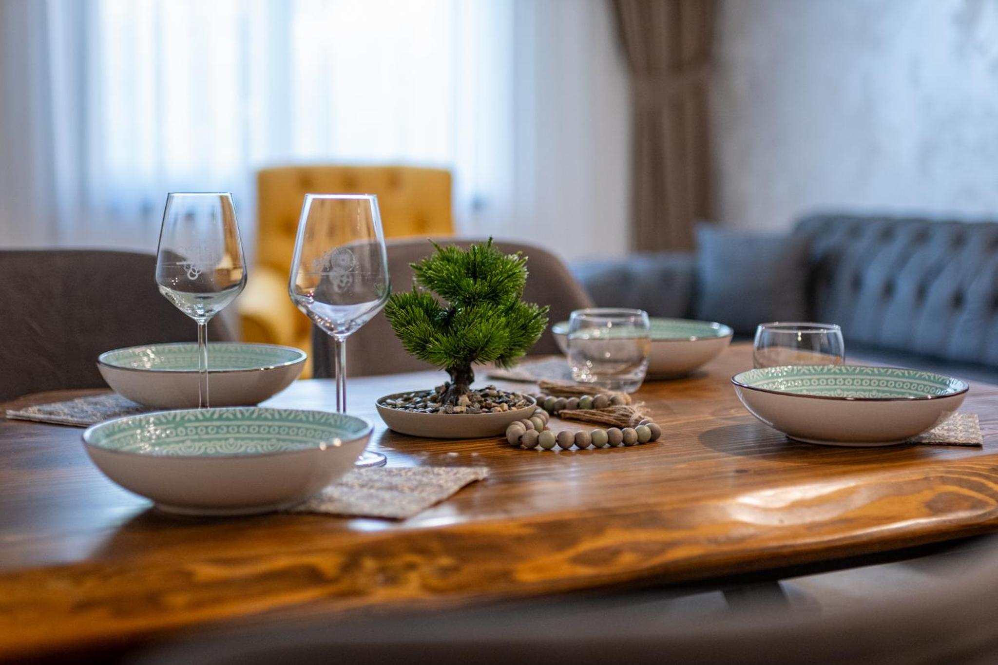 Stylish Apartment with Free Public Parking