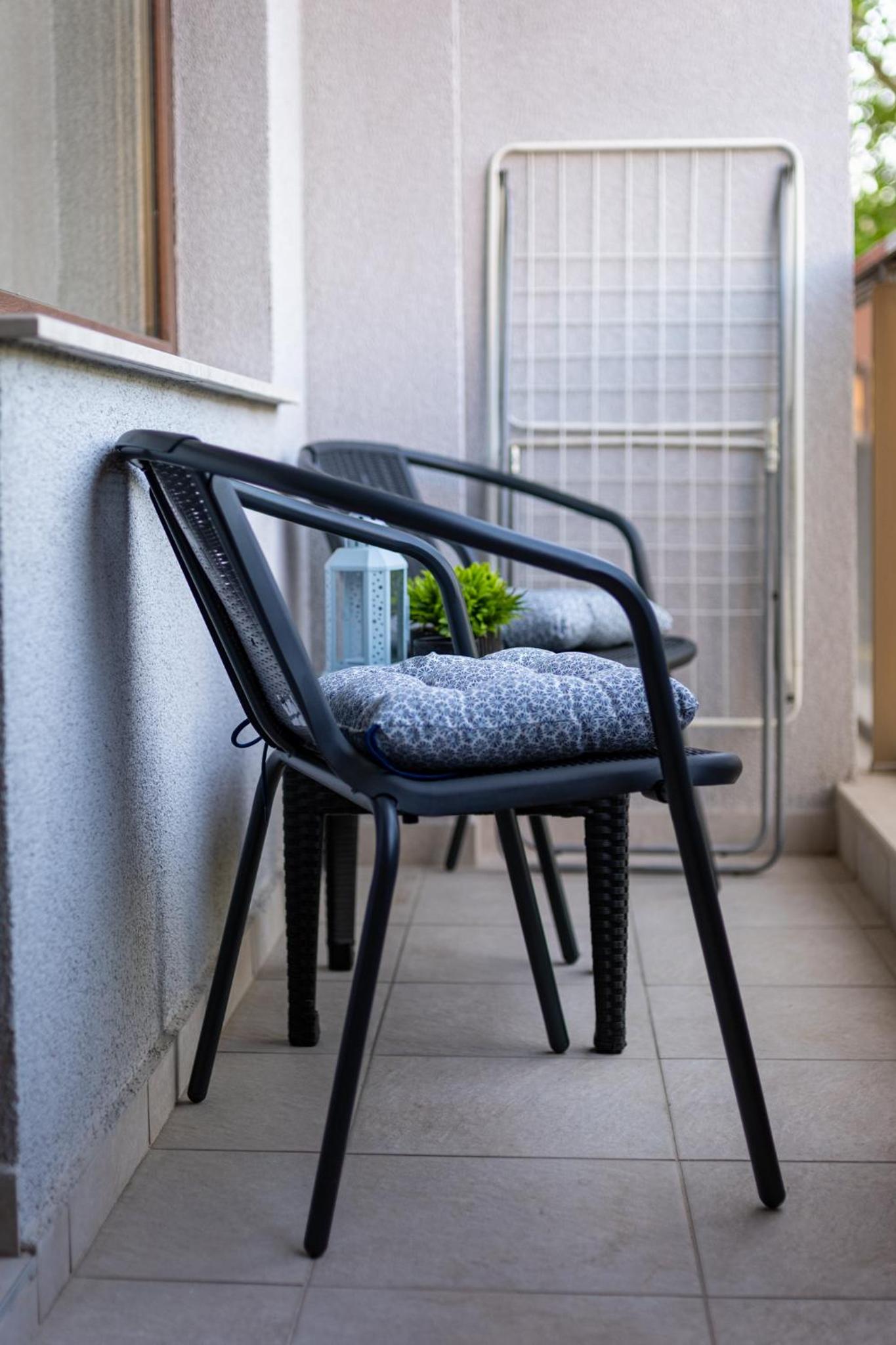 Stylish Apartment with Free Public Parking