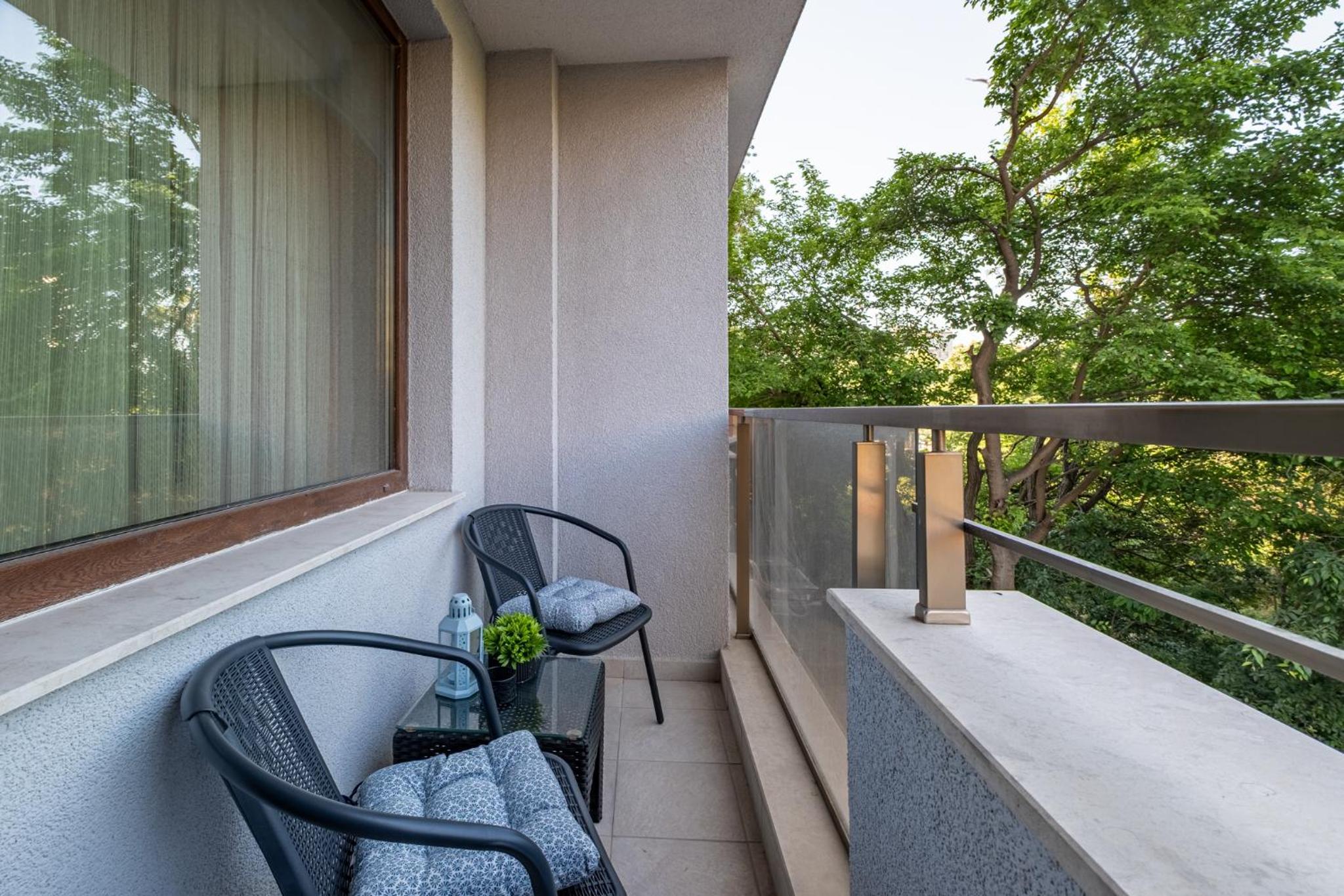Stylish Apartment with Free Public Parking