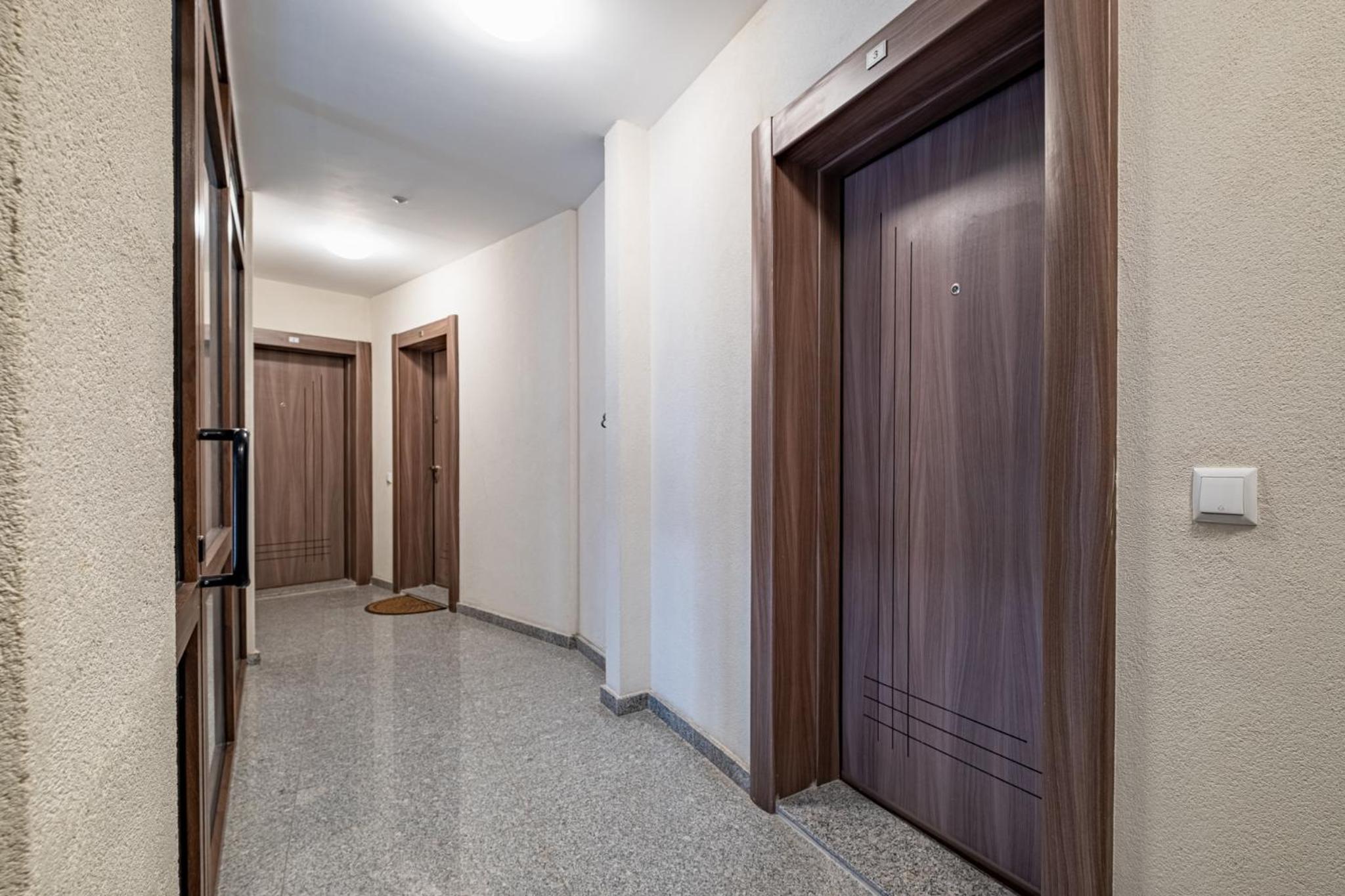 Stylish Apartment with Free Public Parking