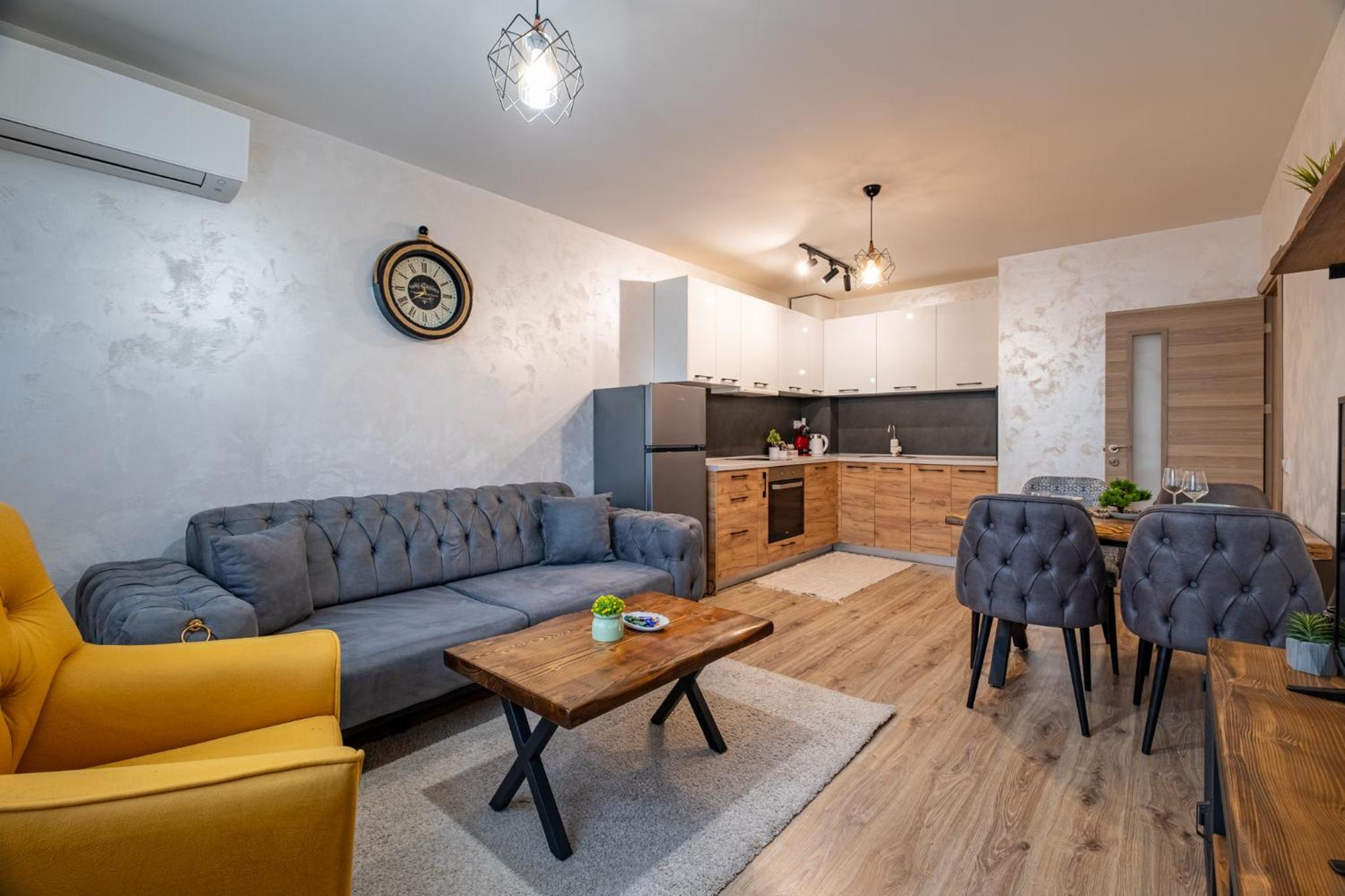Stylish Apartment with Free Public Parking
