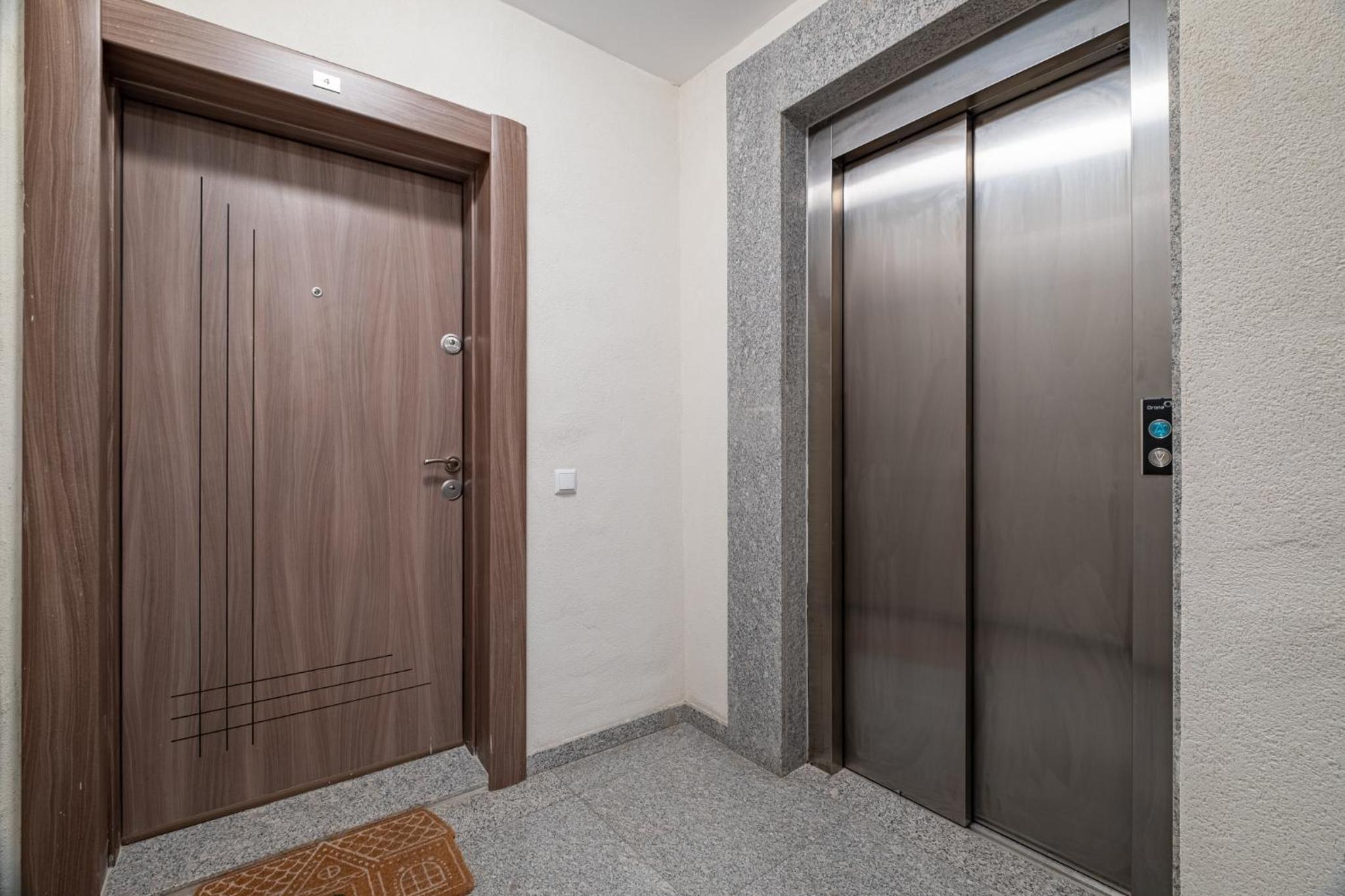 Stylish Apartment with Free Public Parking