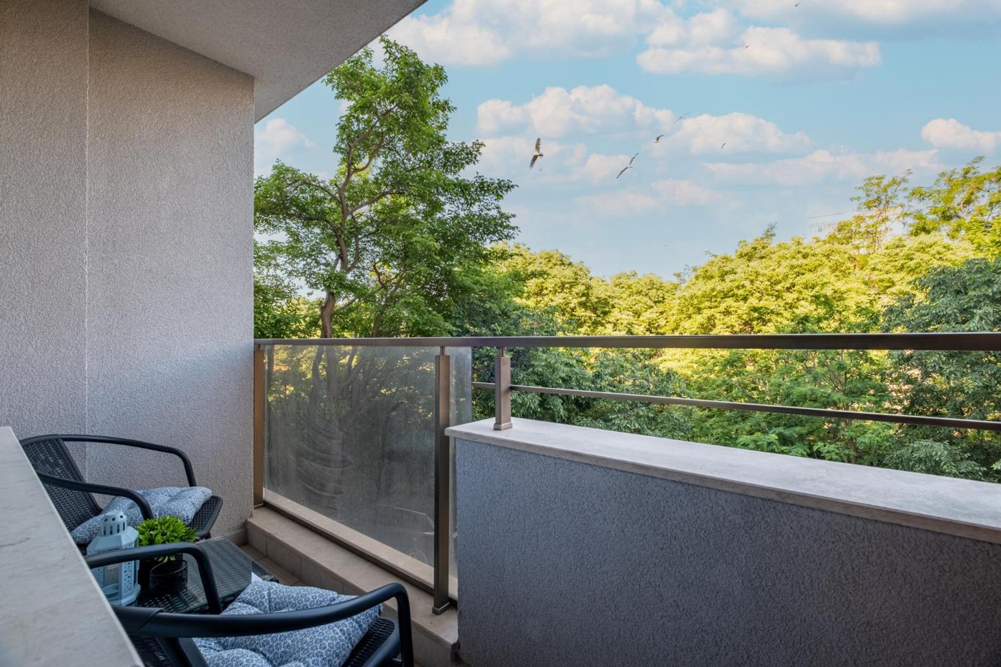 Stylish Apartment with Free Public Parking