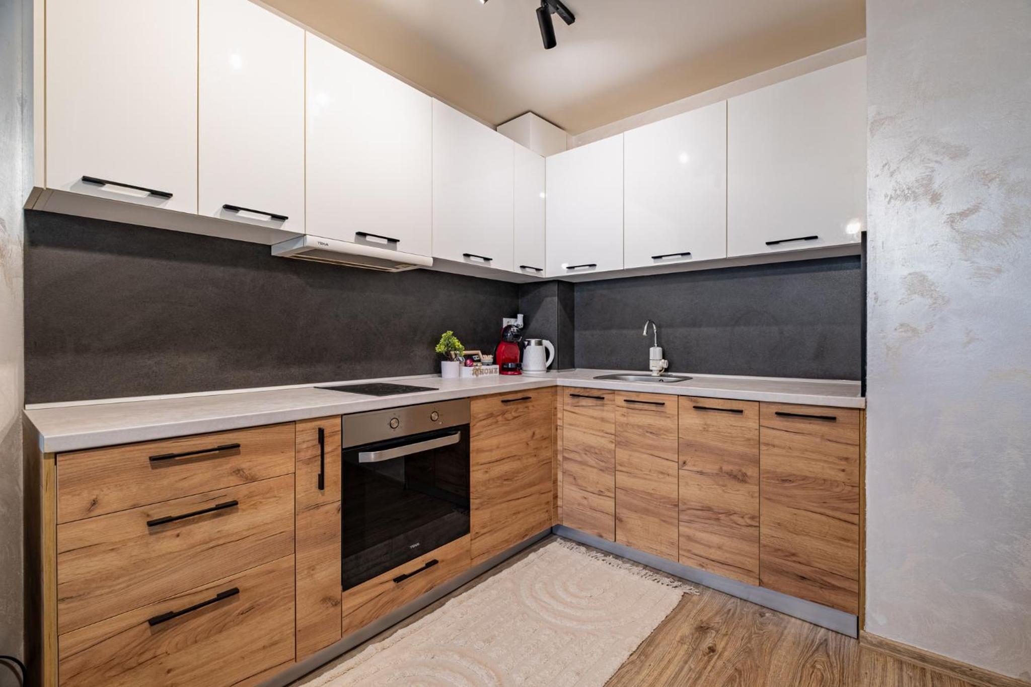 Stylish Apartment with Free Public Parking