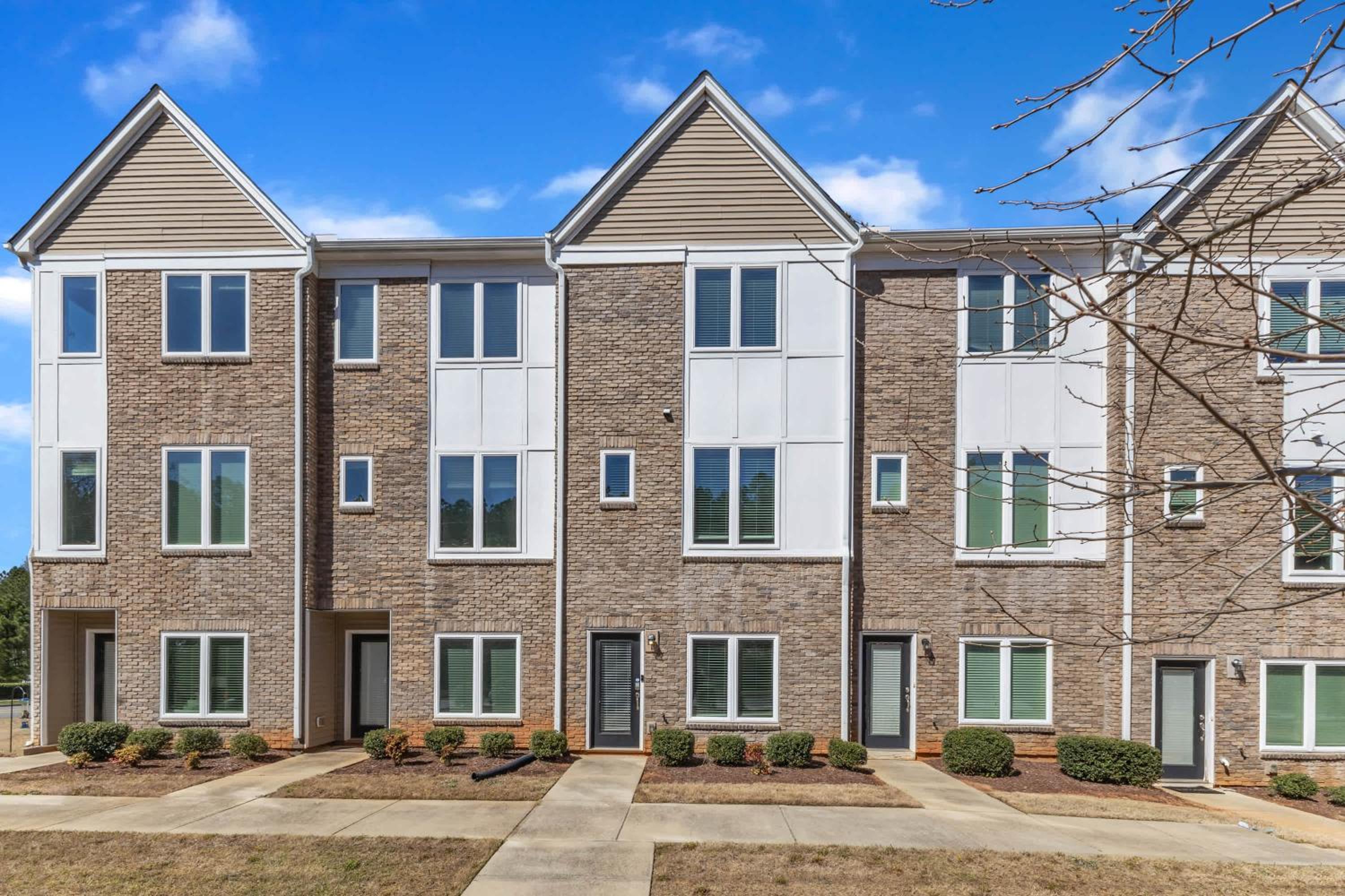 Upscale King 3BR Townhouse Mins to Downtown!