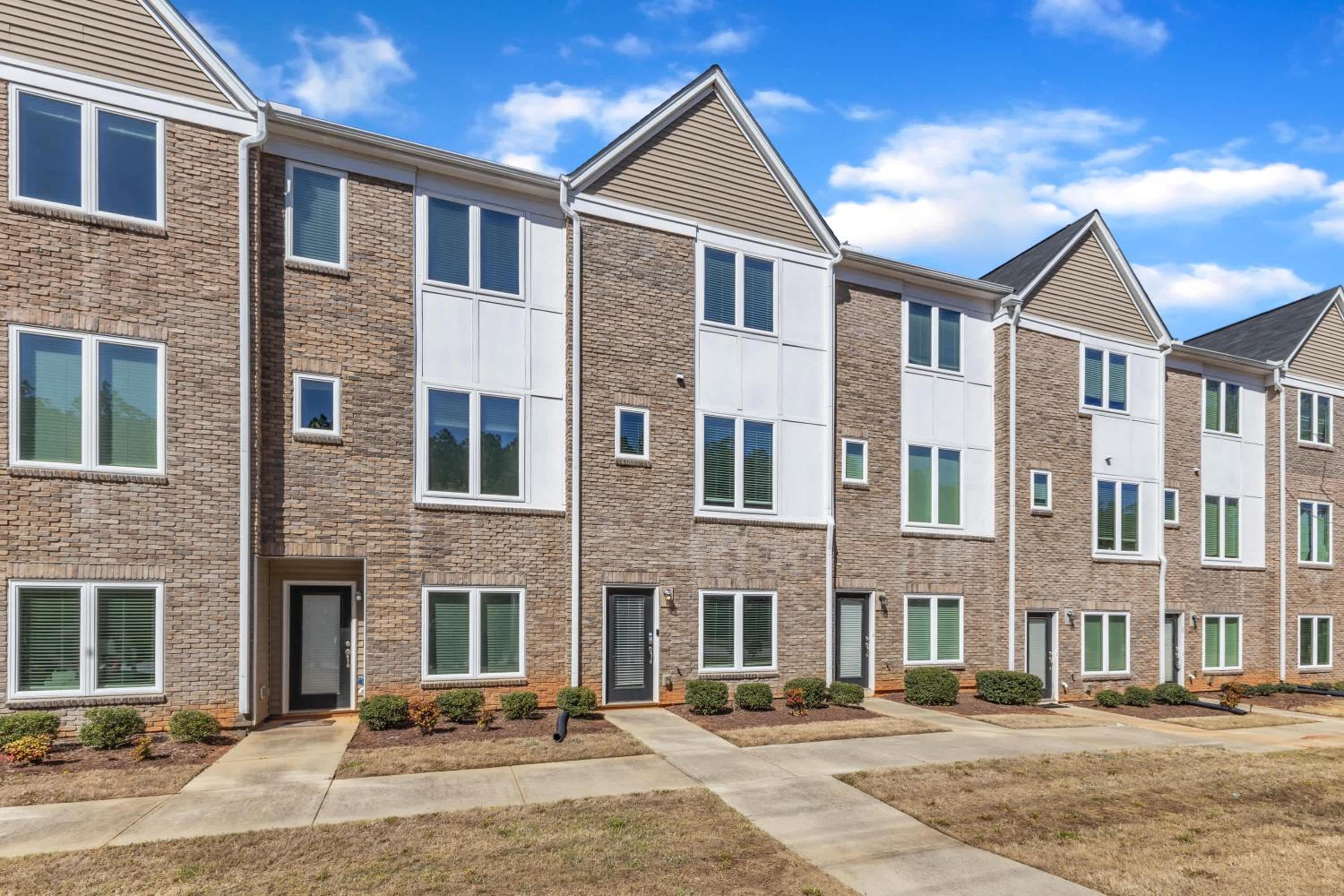 Upscale King 3BR Townhouse Mins to Downtown!