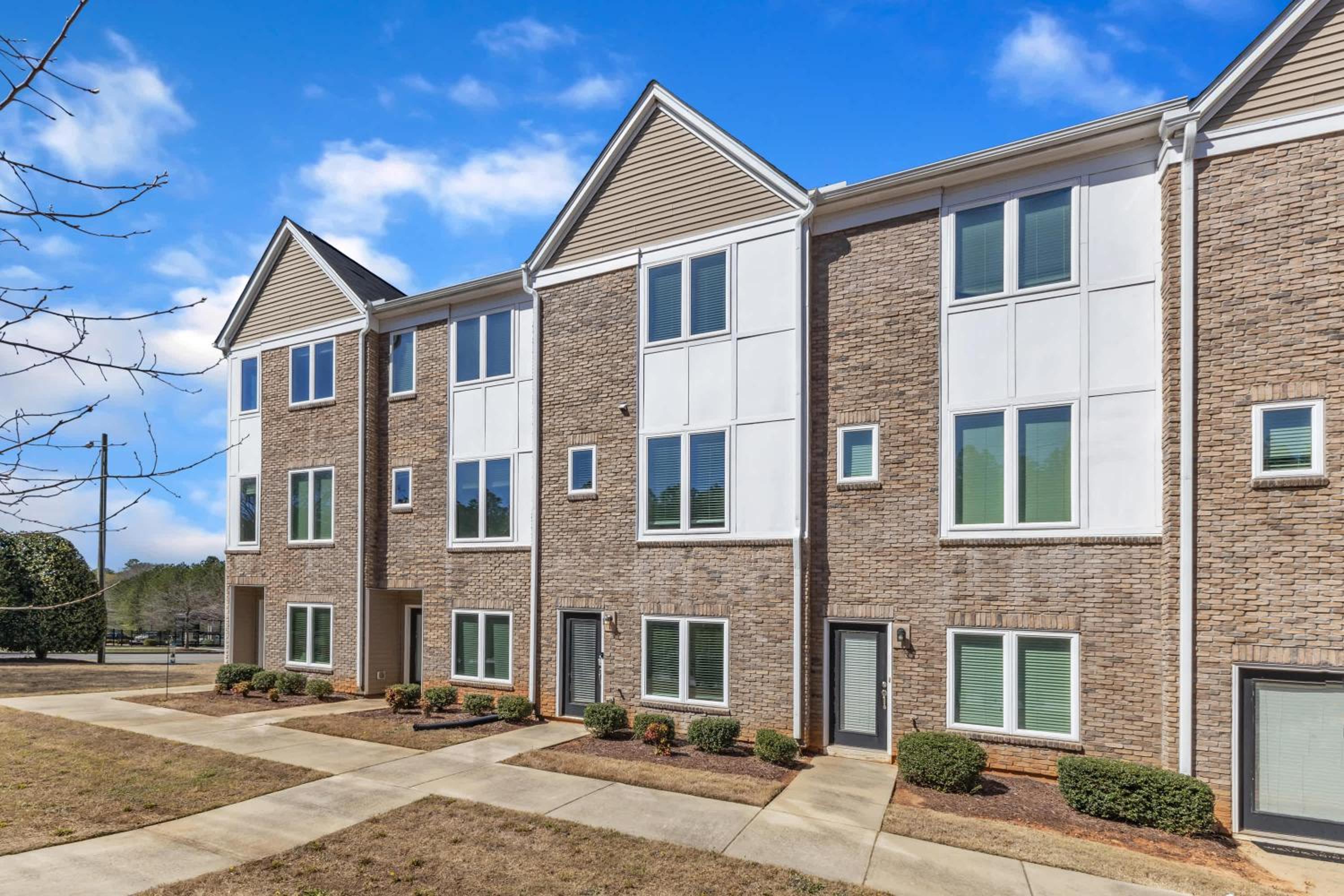 Upscale King 3BR Townhouse Mins to Downtown!