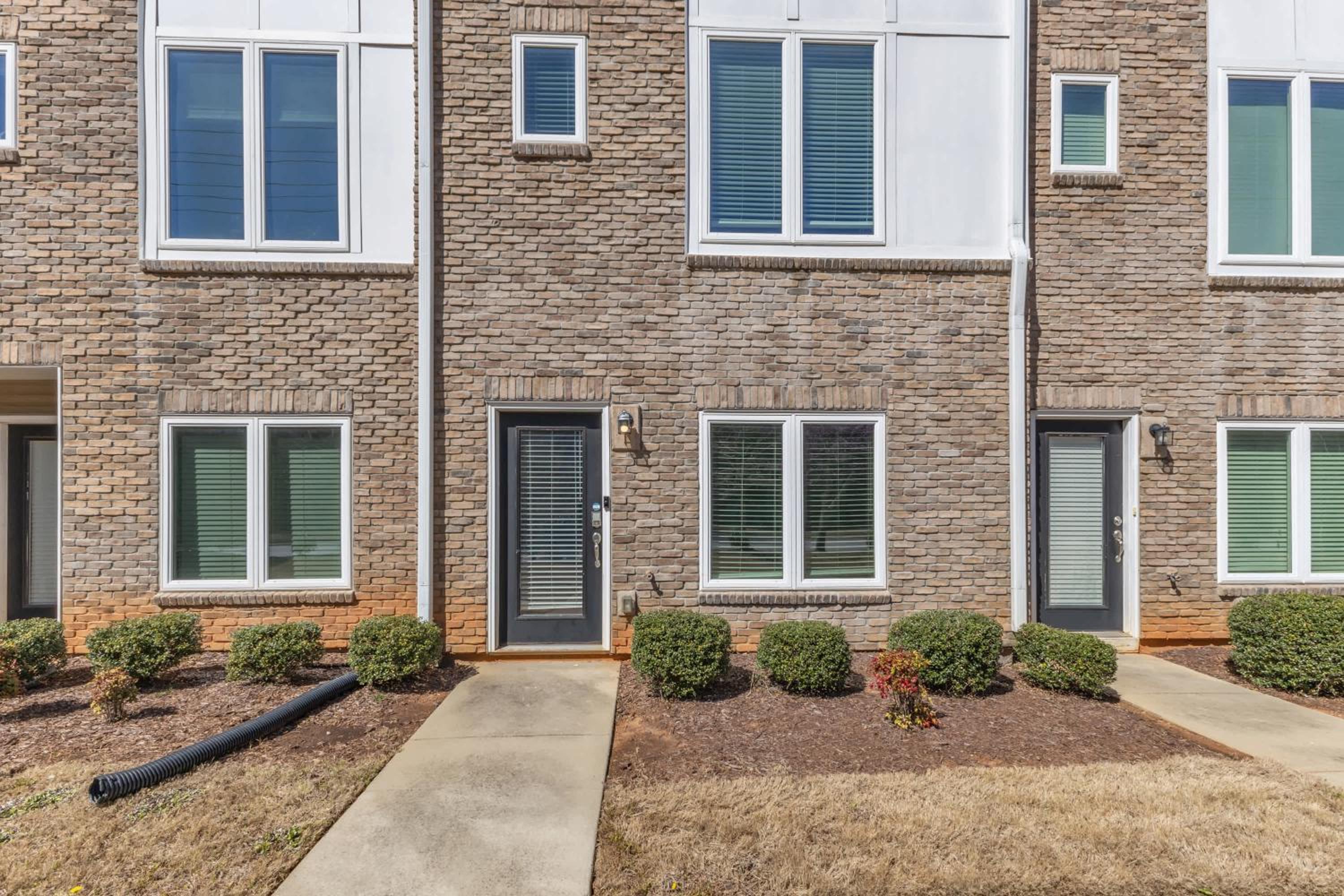 Upscale King 3BR Townhouse Mins to Downtown!