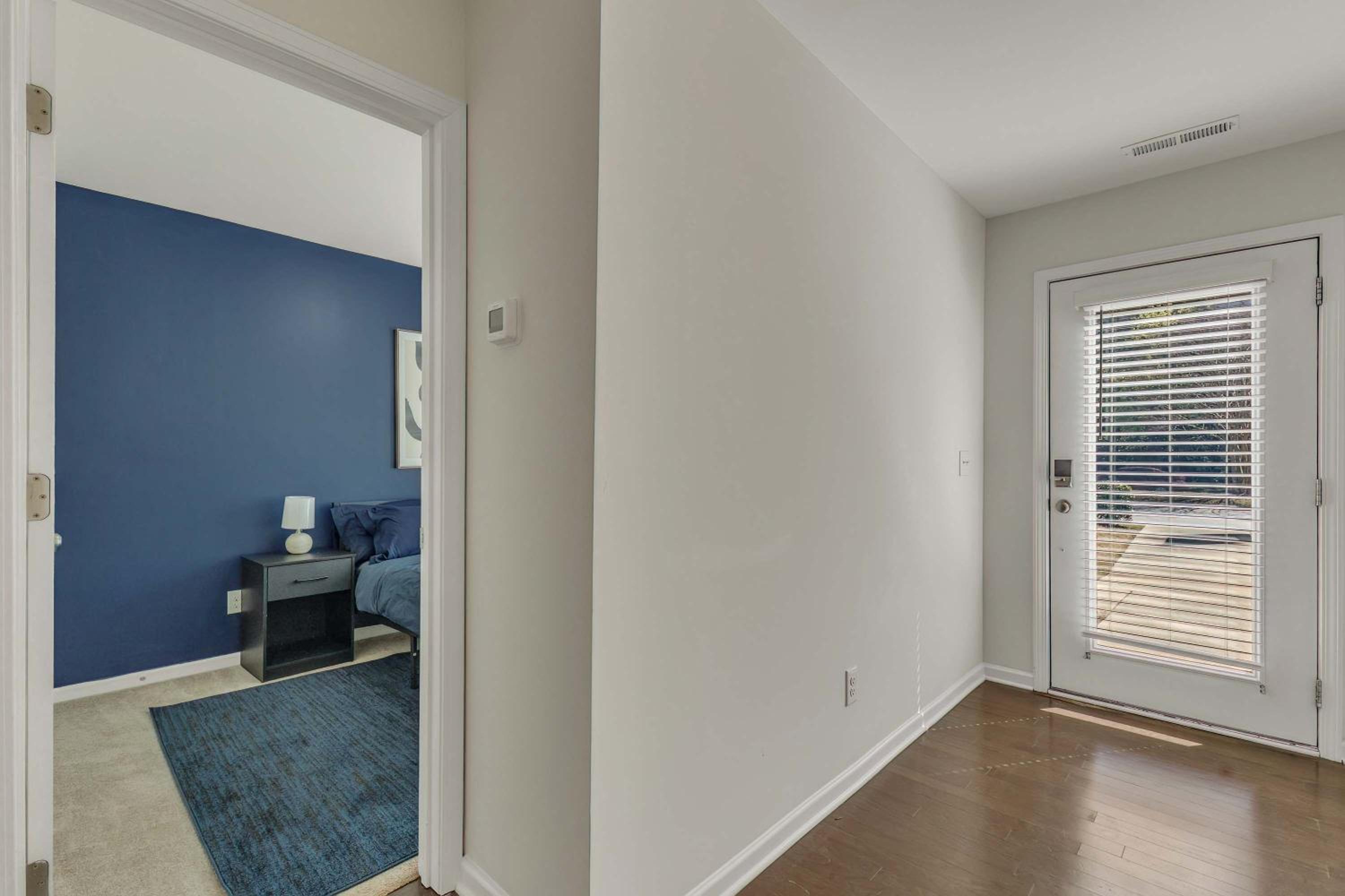 Upscale King 3BR Townhouse Mins to Downtown!