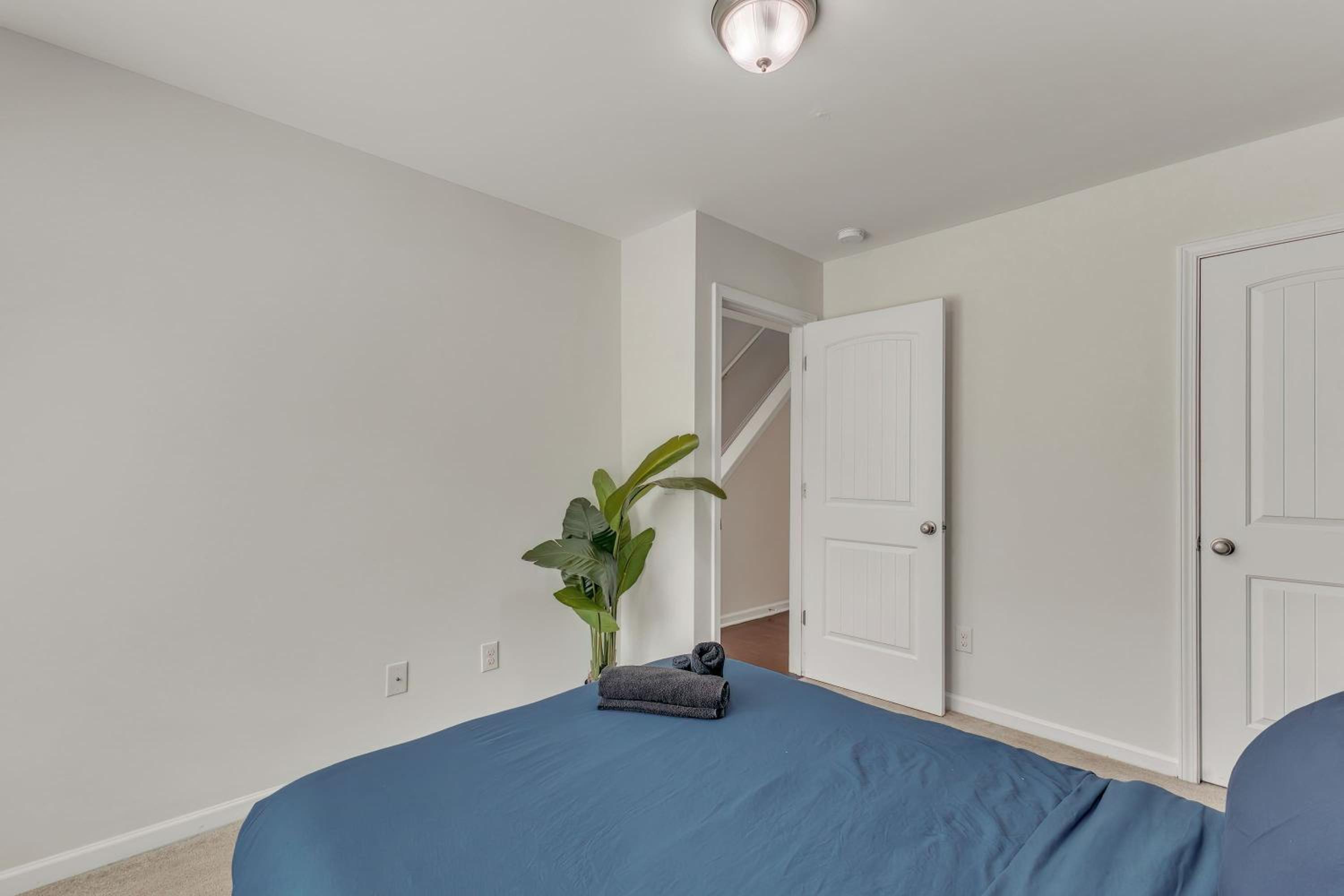 Upscale King 3BR Townhouse Mins to Downtown!